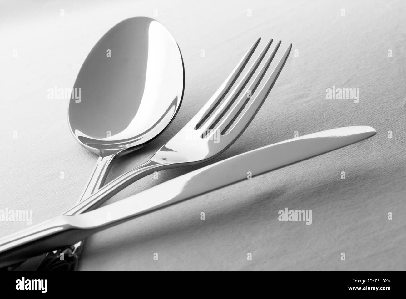 Forcella, un cucchiaio e un coltello sul tavolo Foto Stock