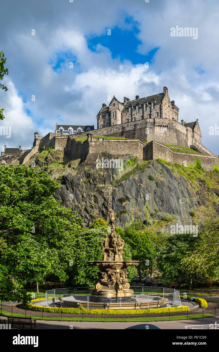 Il Castello di Edimburgo, Scozia, dai giardini di Princes Street, con la fontana di Ross in primo piano Foto Stock