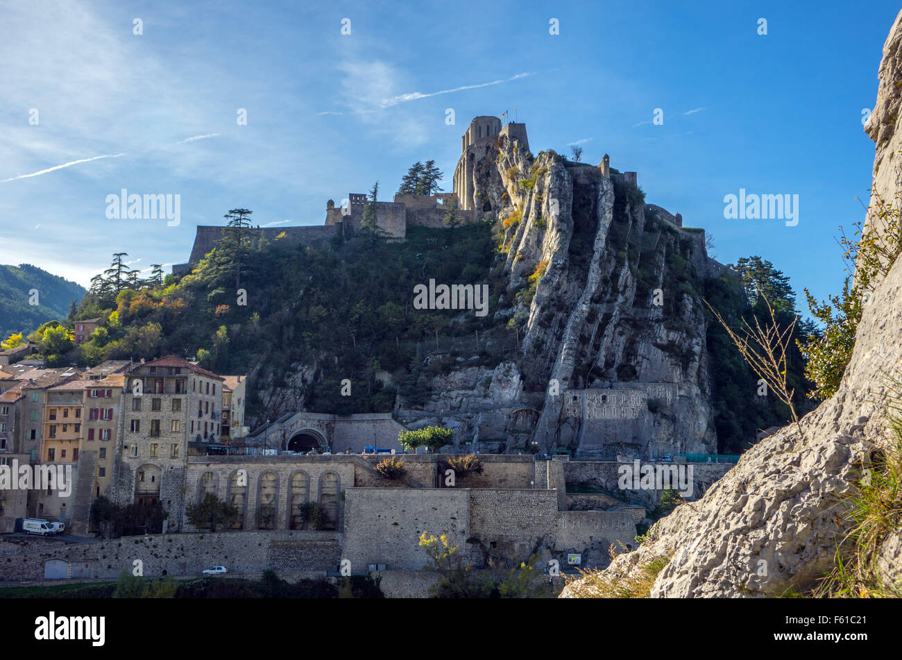 Castello e la città vecchia di Sisteron, Sisteron, Provenza, regione Provence-Alpes-Côte d'Azur, in Francia Foto Stock
