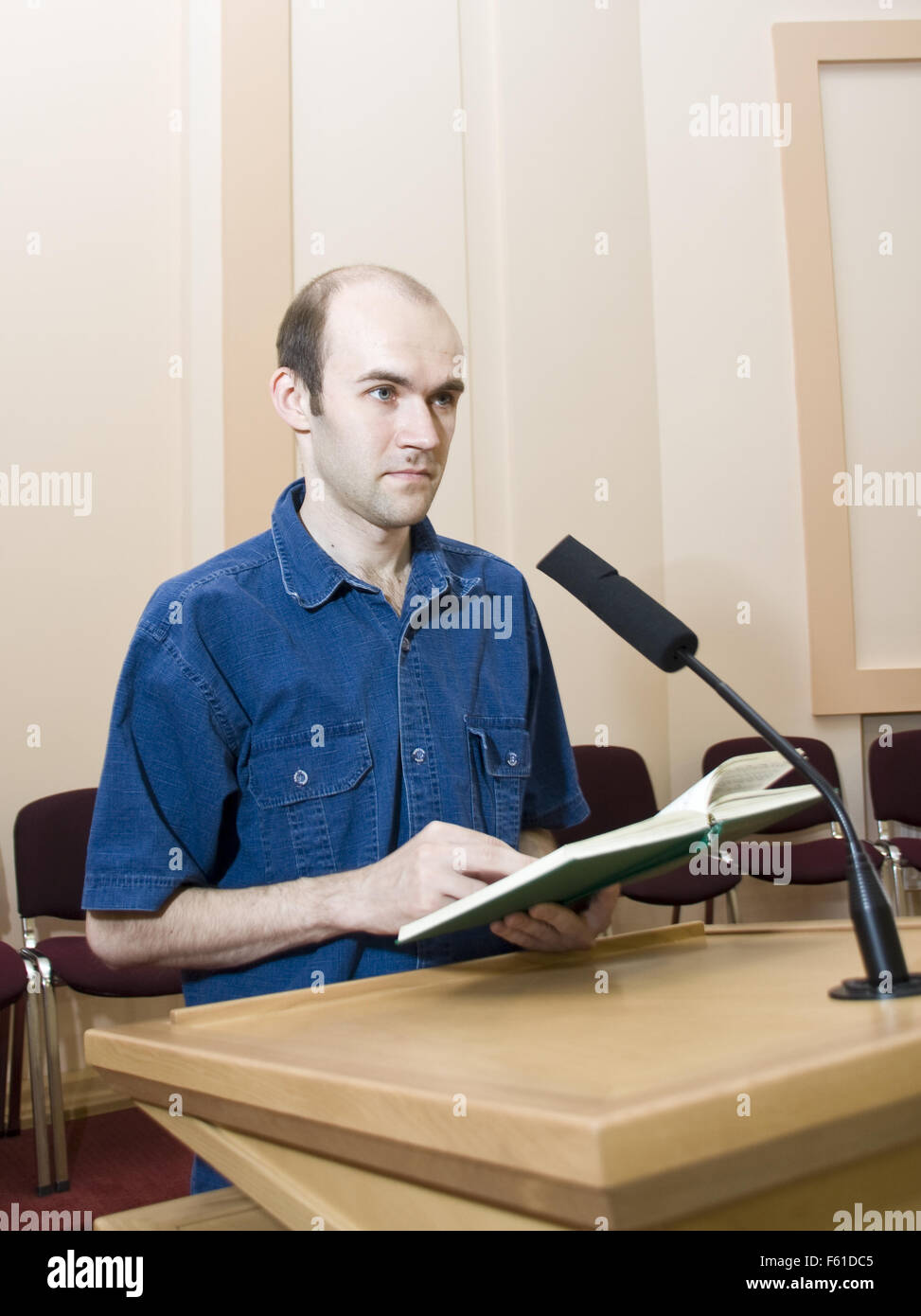 Altoparlante a lavorare vicino al microfono Foto Stock