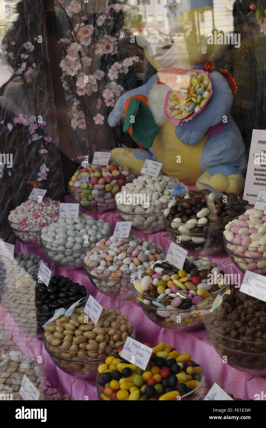 I dolci portoghesi nella vetrina di un negozio a Lisbona portogallo Foto Stock