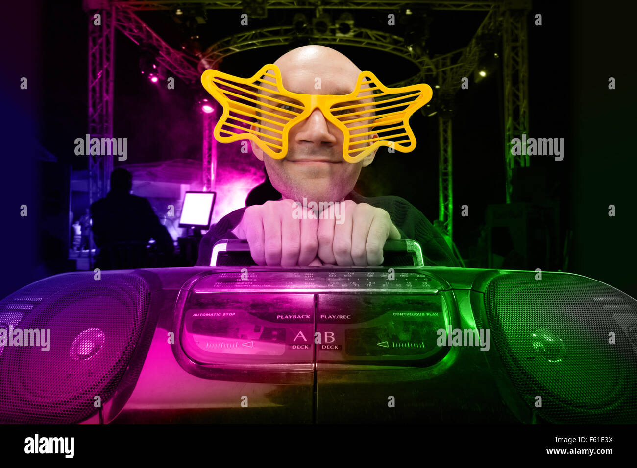 Funny nerd con boom box e stella bicchieri in discoteca Foto Stock