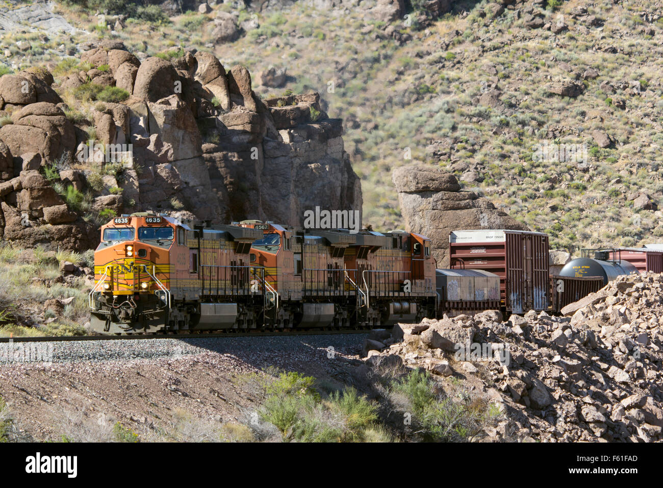 BNSF 4365, a GE C44-9W locomotiva, conduce un trasporto merci verso est attraverso il Canyon di segheria ad ovest di Kingman, Arizona. Foto Stock