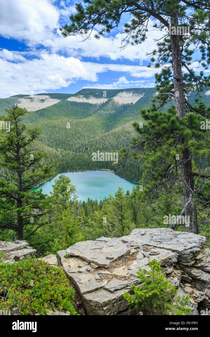 Lago di cristallo visto dal promontorio punto nelle grandi montagne innevate vicino lewistown, montana Foto Stock