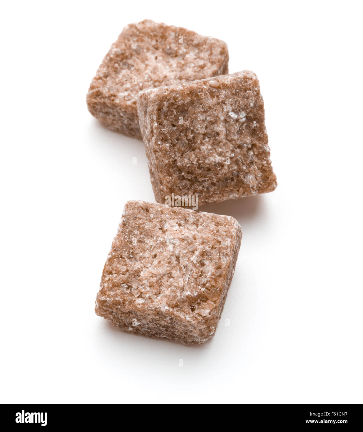 Brown zolletta di zucchero di canna cube isolati su sfondo bianco intaglio Foto Stock
