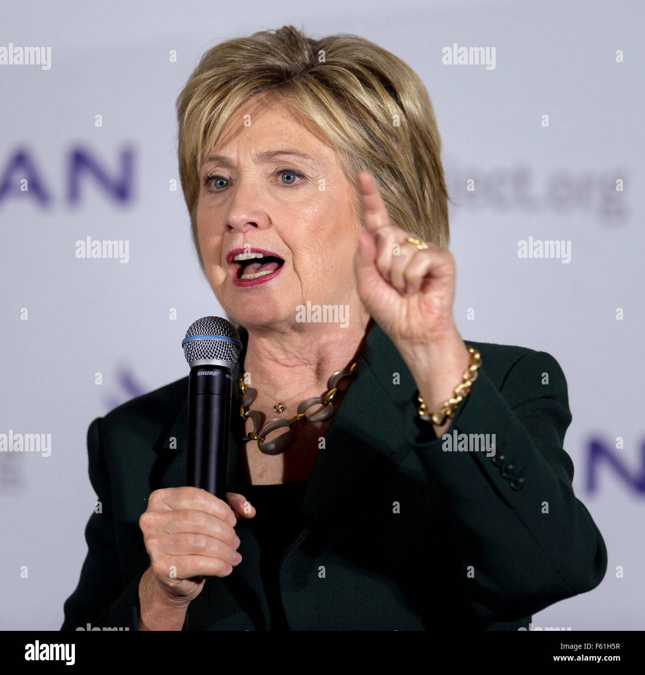 Derry, New Hampshire, Stati Uniti d'America. 10 Novembre, 2015. Il candidato presidenziale HILLARY CLINTON parla a un progetto di Truman veterani Tavola Rotonda presso la sala VFW. Credito: Brian Cahn/ZUMA filo/Alamy Live News Foto Stock