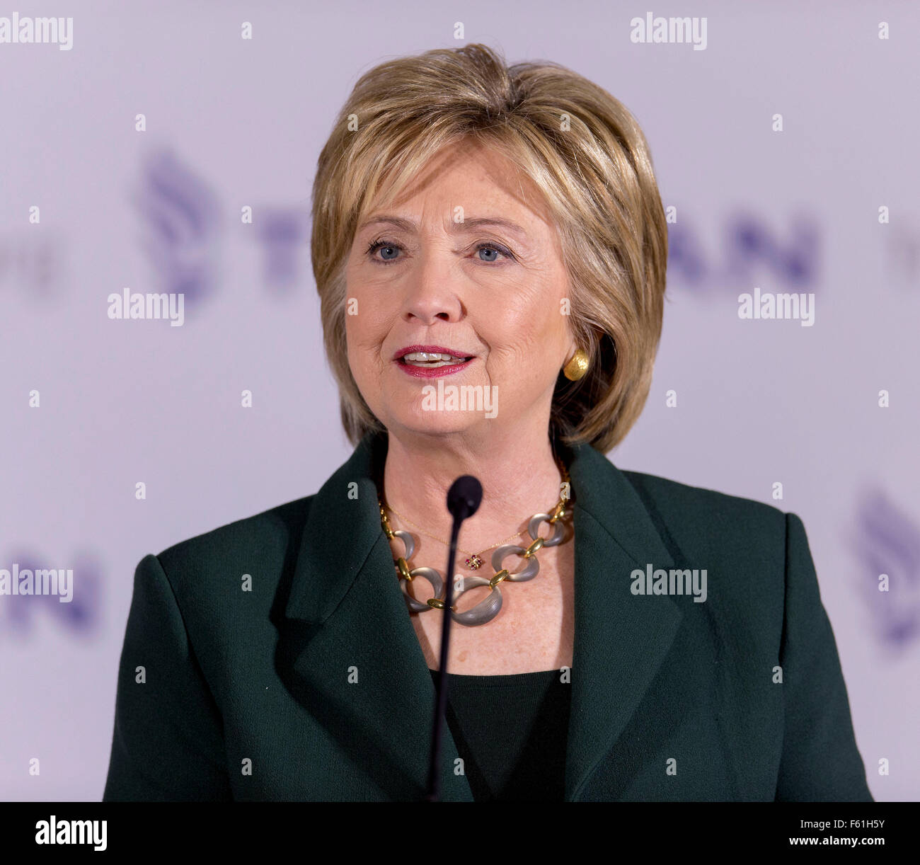 Derry, New Hampshire, Stati Uniti d'America. 10 Novembre, 2015. Il candidato presidenziale HILLARY CLINTON parla a un progetto di Truman veterani Tavola Rotonda presso la sala VFW. Credito: Brian Cahn/ZUMA filo/Alamy Live News Foto Stock