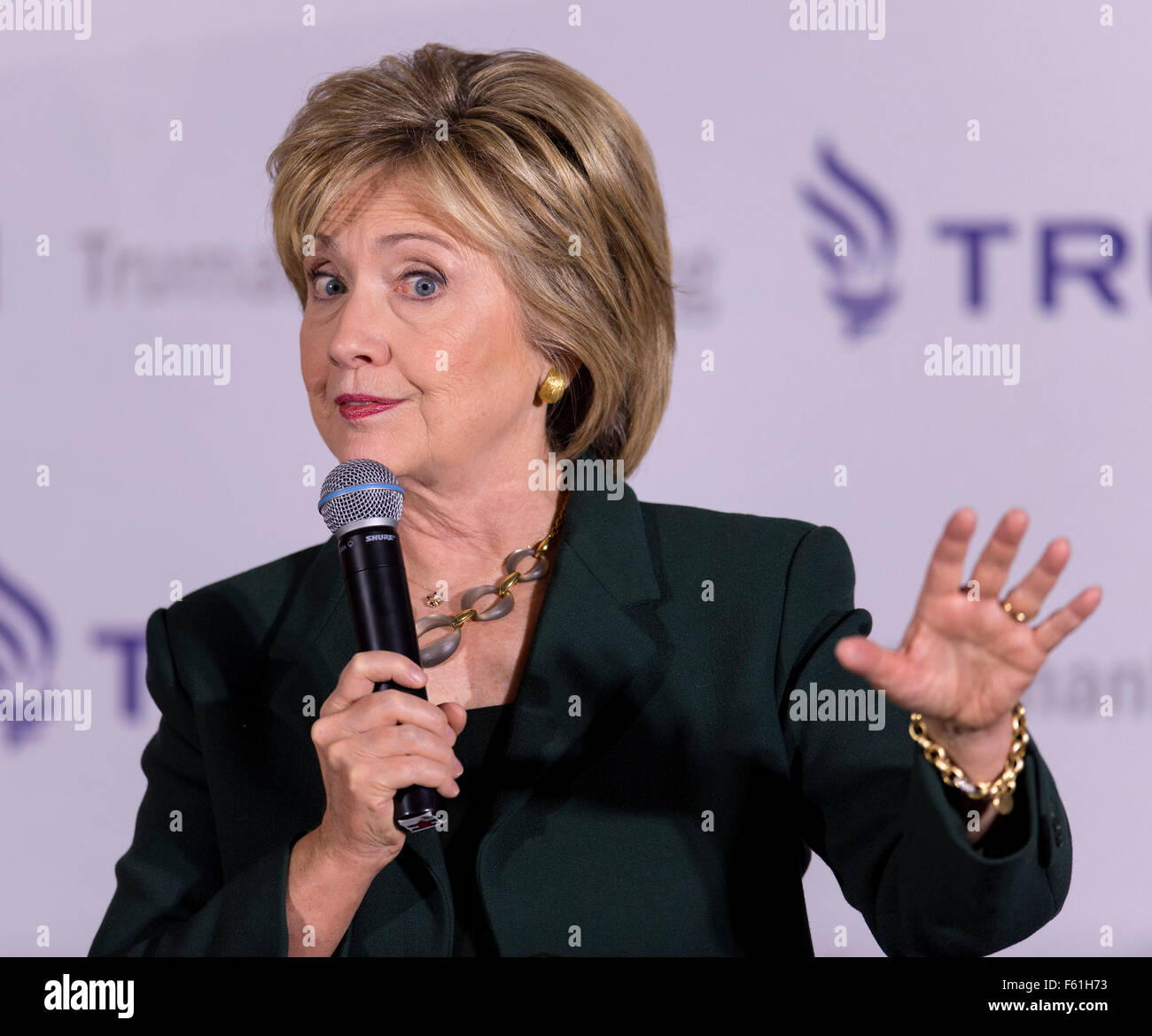 Derry, New Hampshire, Stati Uniti d'America. 10 Novembre, 2015. Il candidato presidenziale HILLARY CLINTON parla a un progetto di Truman veterani Tavola Rotonda presso la sala VFW. Credito: Brian Cahn/ZUMA filo/Alamy Live News Foto Stock
