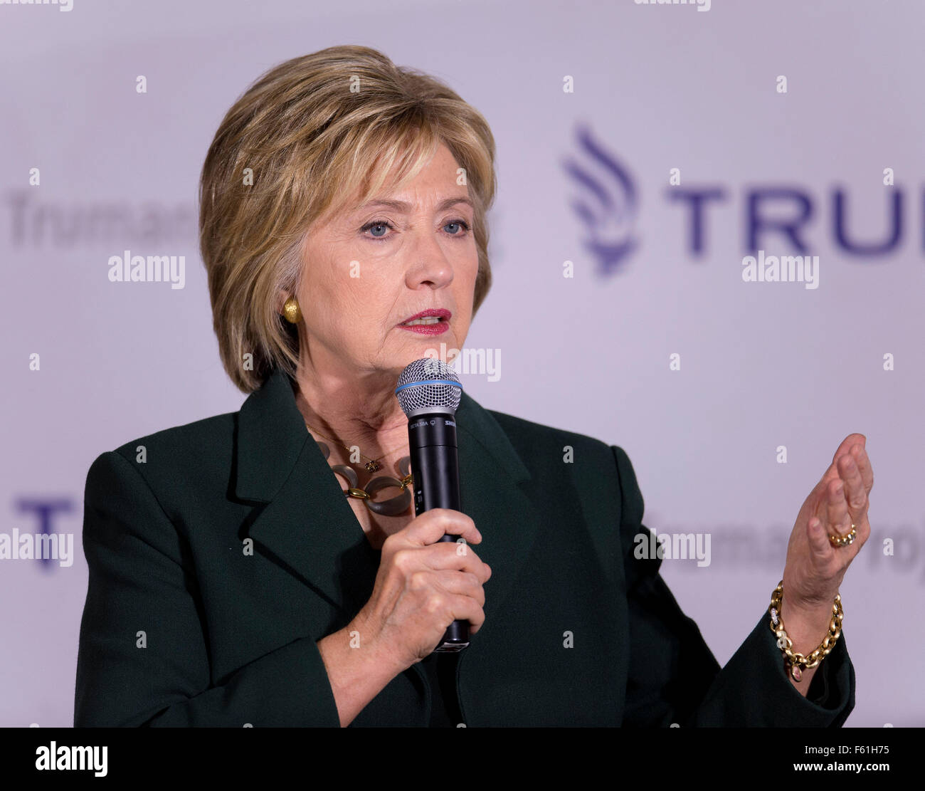 Derry, New Hampshire, Stati Uniti d'America. 10 Novembre, 2015. Il candidato presidenziale HILLARY CLINTON parla a un progetto di Truman veterani Tavola Rotonda presso la sala VFW. Credito: Brian Cahn/ZUMA filo/Alamy Live News Foto Stock
