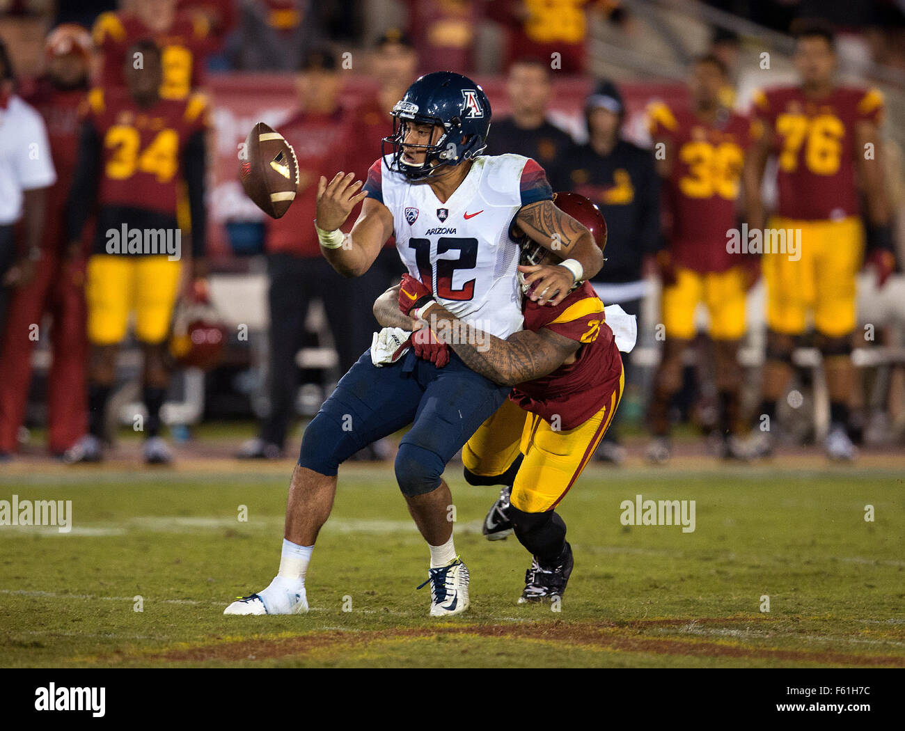 Novembre 07, 2015 a Los Angeles, CA..USC Trojans sicurezza (21) Su un Cravens affronta Arizona quarterback (12) Anu Solomon durante il gioco tra l'Arizona Wildcats e l'USC Trojans presso il Los Angeles Memorial Coliseum di Los Angeles, California..(Credito: Juan Lainez / MarinMedia / Cal Sport Media) Foto Stock