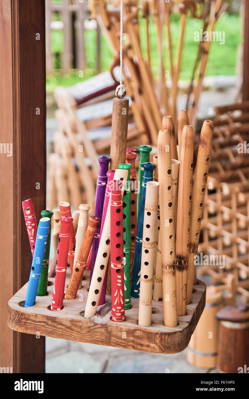 Una collezione di flauti in legno. Foto Stock