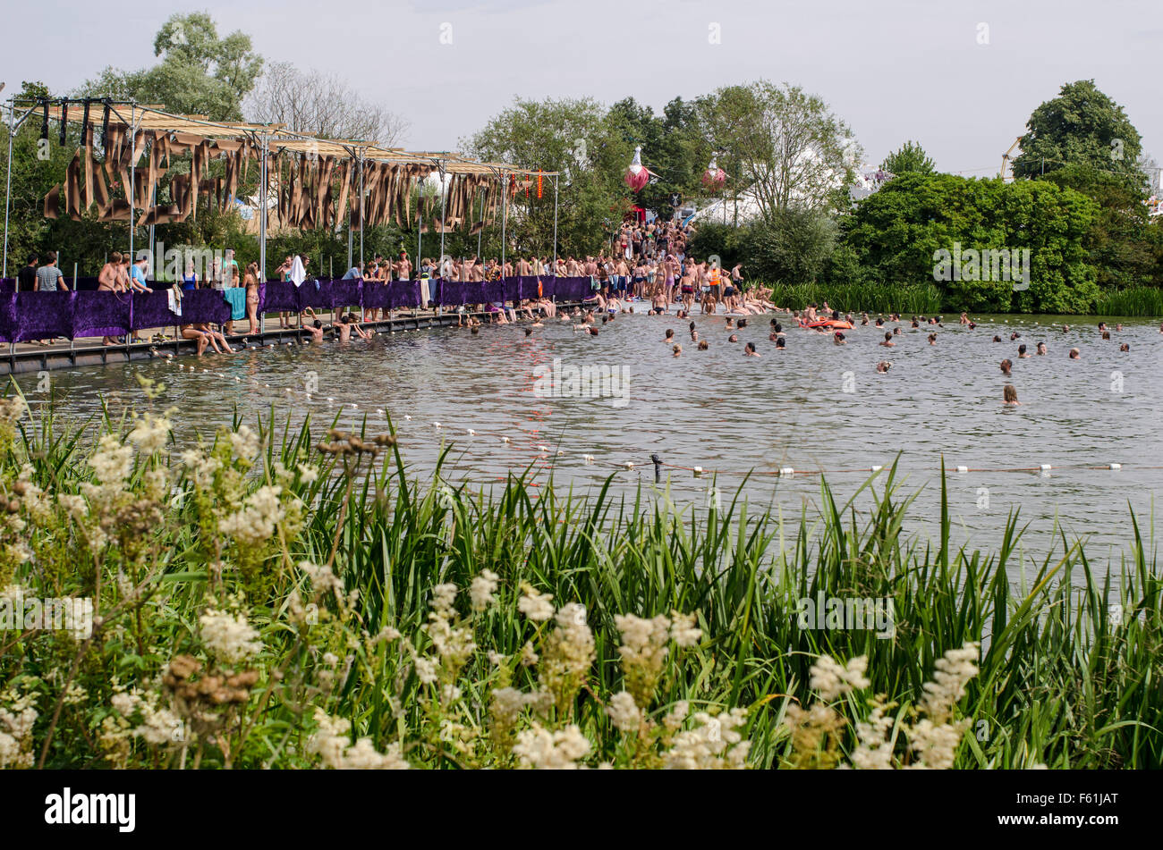 Il Secret Garden Party, Abbots Ripton Huntingdon , Cambridgeshire London 2013. Ampiamente considerato come uno dei 'cool' della cosiddetta boutique indipendenti festival. Questo anno vi è stato un più visibile la presenza della polizia e venti arresti sono stati eseguiti per droga e furto. Festival fu fondata dai aristo Freddie Fellowes in 2004 che spesso grazie alla società le pagine. Egli ha voluto essere un alternativa al mainstream stabilito i festival di musica e ha ampliato da 1000 - 25K dispari e 15 tappe. Foto Stock