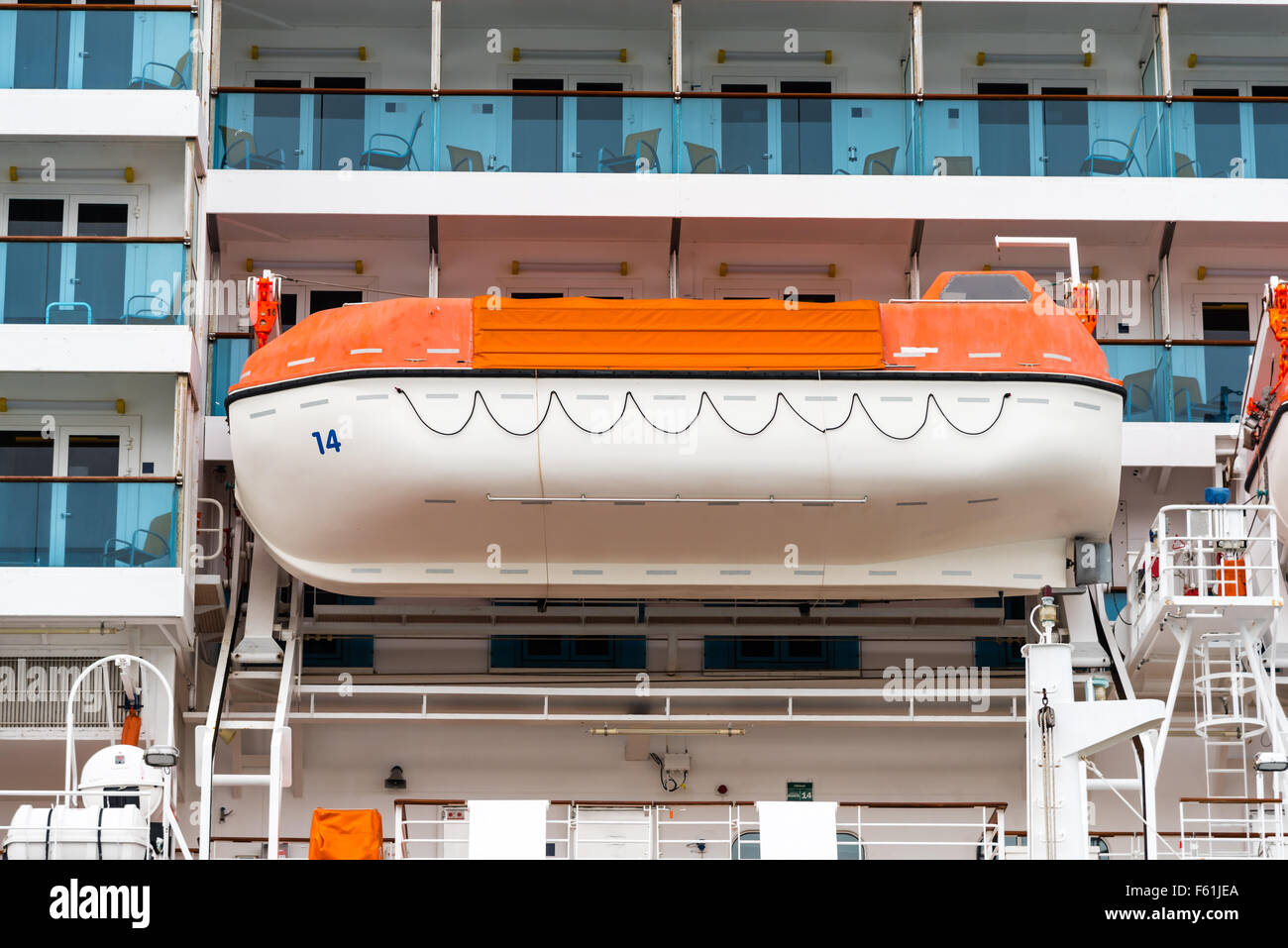 Arancione barca vita su una nave da crociera Foto Stock