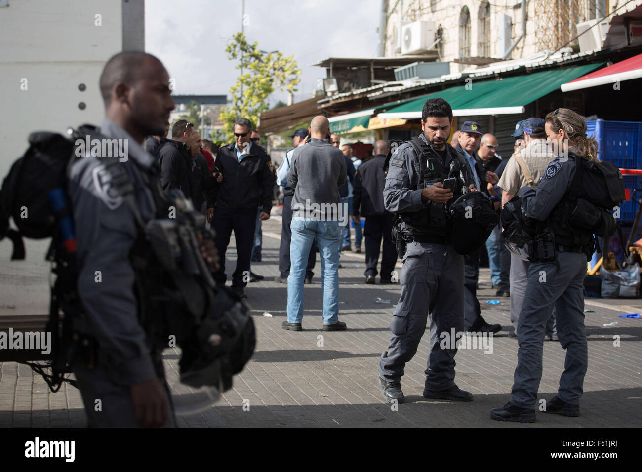 Gerusalemme. Decimo Nov, 2015. Forze di sicurezza israeliane guardia sulla scena di un tentativo di attacco di pugnalare vicino a Nablus Gate nella Città Vecchia di Gerusalemme, su nov. 10, 2015. In Nablus attacco di gate, un 37-anno-vecchio dai palestinesi di Gerusalemme est quartiere di Issawiya avrebbe cercato di stab israeliano di polizia di frontiera le guardie. Le guardie sparato a lui e ferito criticamente, e Hadassah Har Hatzofim ospedale di Gerusalemme ha annunciato la sua morte un breve periodo di tempo dopo il suo ricovero in ospedale. © JINI/Xinhua/Alamy Live News Foto Stock