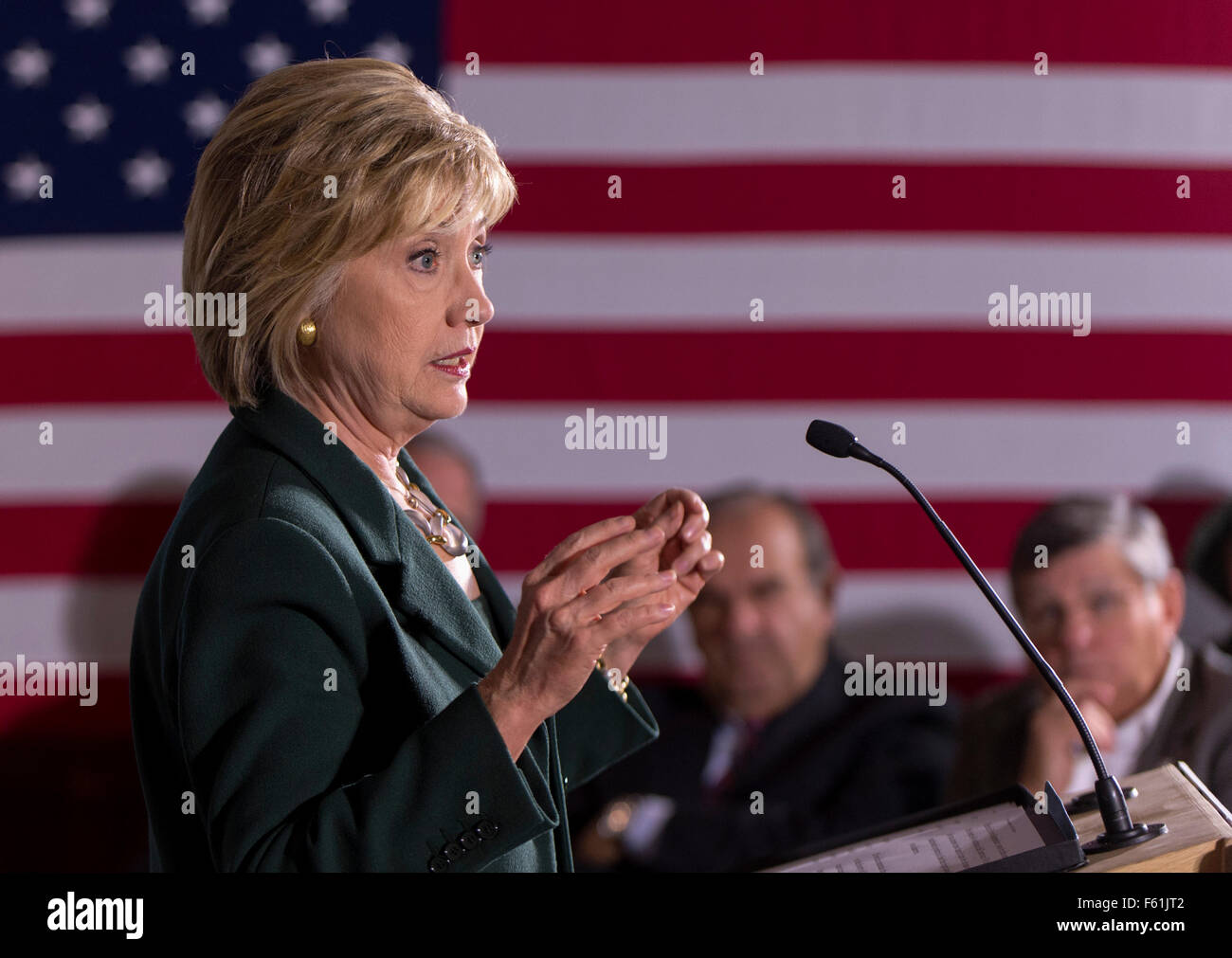Derry, New Hampshire, Stati Uniti d'America. Decimo Nov, 2015. Il candidato presidenziale HILLARY CLINTON parla a un progetto di Truman veterani Tavola Rotonda presso la sala VFW. Credito: Brian Cahn/ZUMA filo/Alamy Live News Foto Stock
