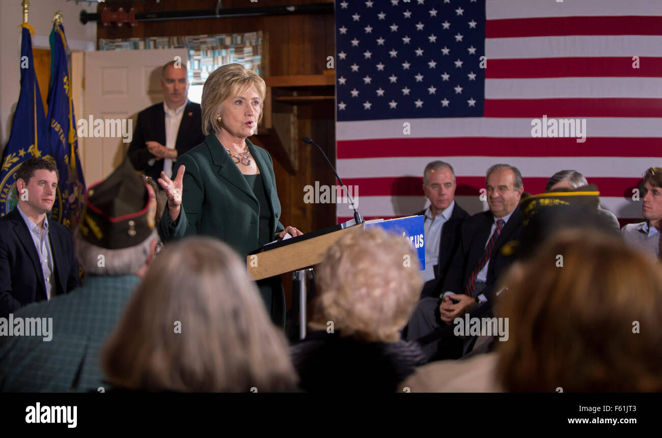 Derry, New Hampshire, Stati Uniti d'America. Decimo Nov, 2015. Il candidato presidenziale HILLARY CLINTON parla a un progetto di Truman veterani Tavola Rotonda presso la sala VFW. Credito: Brian Cahn/ZUMA filo/Alamy Live News Foto Stock