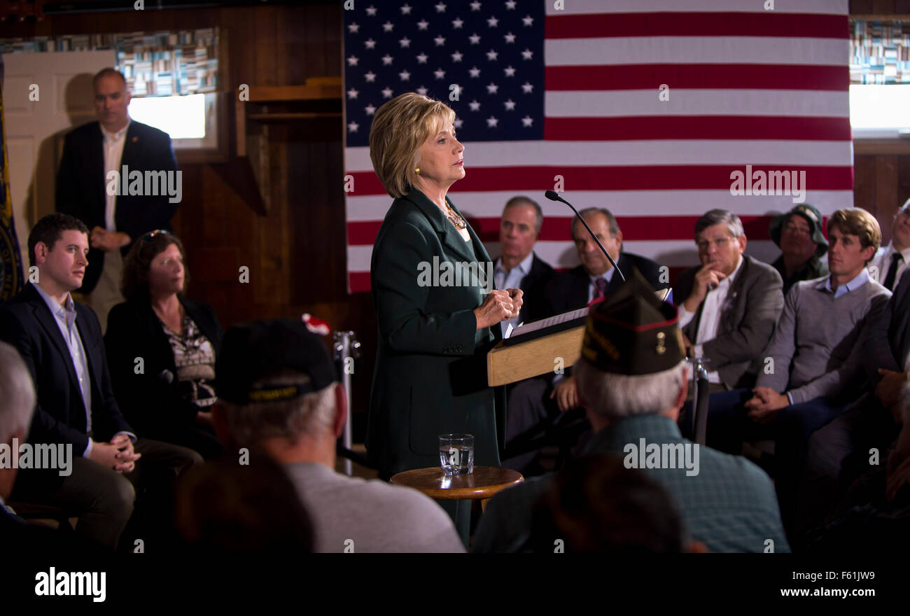 Derry, New Hampshire, Stati Uniti d'America. Decimo Nov, 2015. Il candidato presidenziale HILLARY CLINTON parla a un progetto di Truman veterani Tavola Rotonda presso la sala VFW. Credito: Brian Cahn/ZUMA filo/Alamy Live News Foto Stock