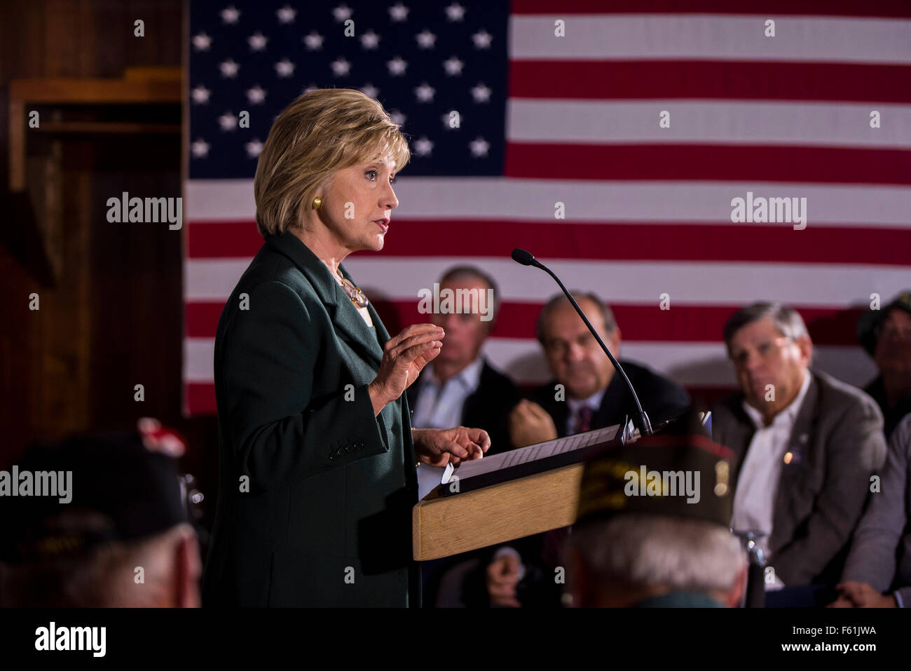 Derry, New Hampshire, Stati Uniti d'America. Decimo Nov, 2015. Il candidato presidenziale HILLARY CLINTON parla a un progetto di Truman veterani Tavola Rotonda presso la sala VFW. Credito: Brian Cahn/ZUMA filo/Alamy Live News Foto Stock