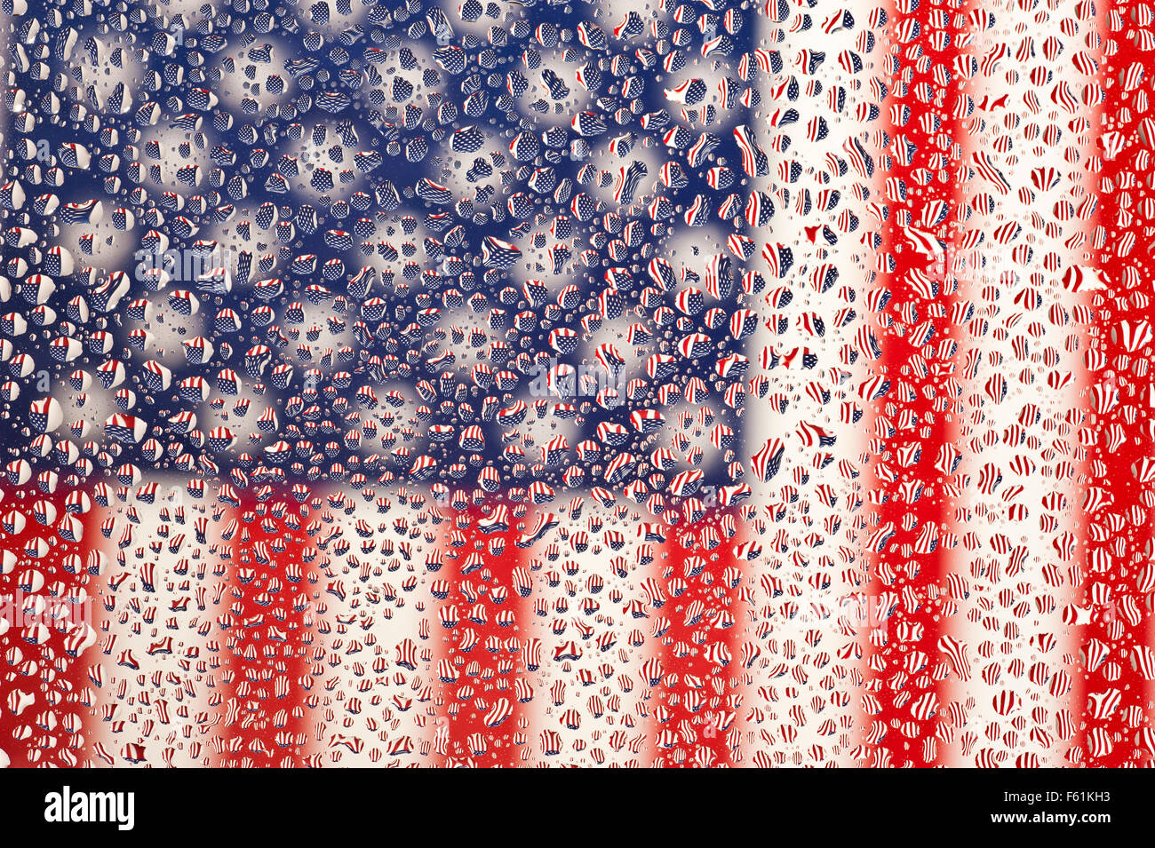 Close-up di bandiera americana fotografata attraverso il vetro bagnato Foto Stock
