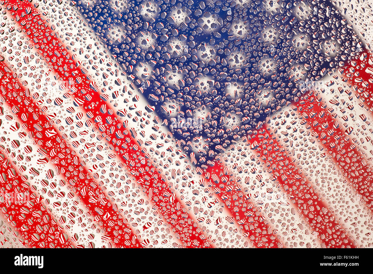 Diagonale di close-up di bandiera americana fotografata attraverso il vetro bagnato Foto Stock
