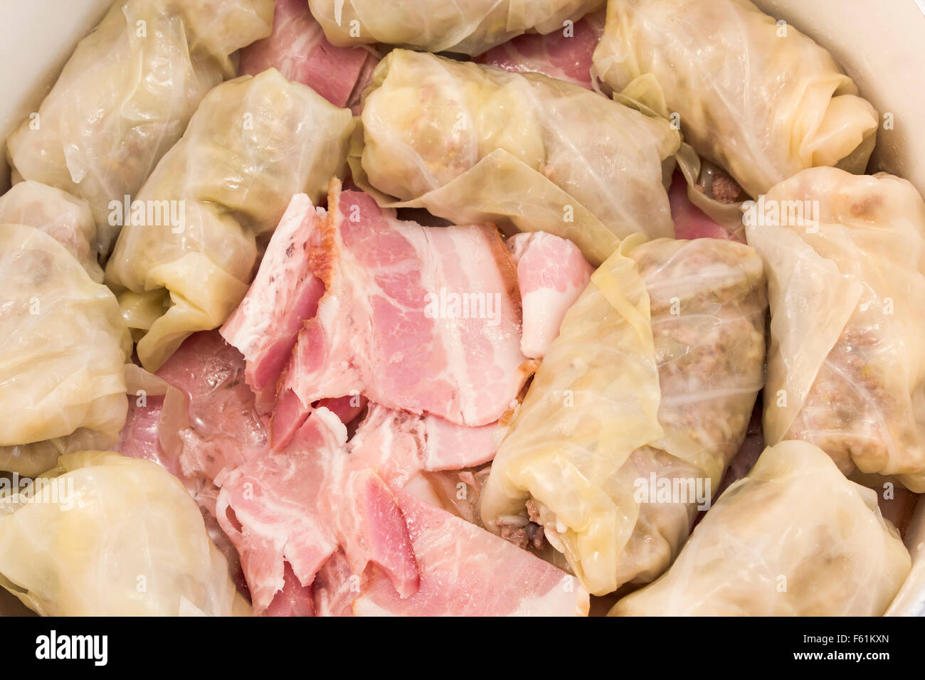 Involtini di cavolo con crauti pronti per la cottura. Foto Stock