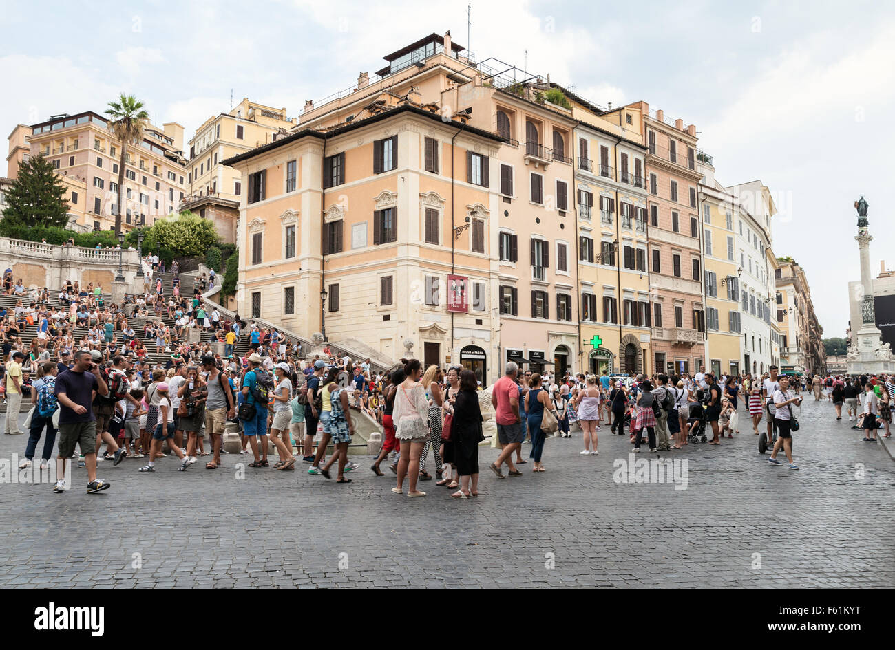 Roma, Italia - 7 Agosto 2015: folla di turisti camminare intorno alla fontana della Barcaccia in piazza di Spagna, giorno di estate Foto Stock