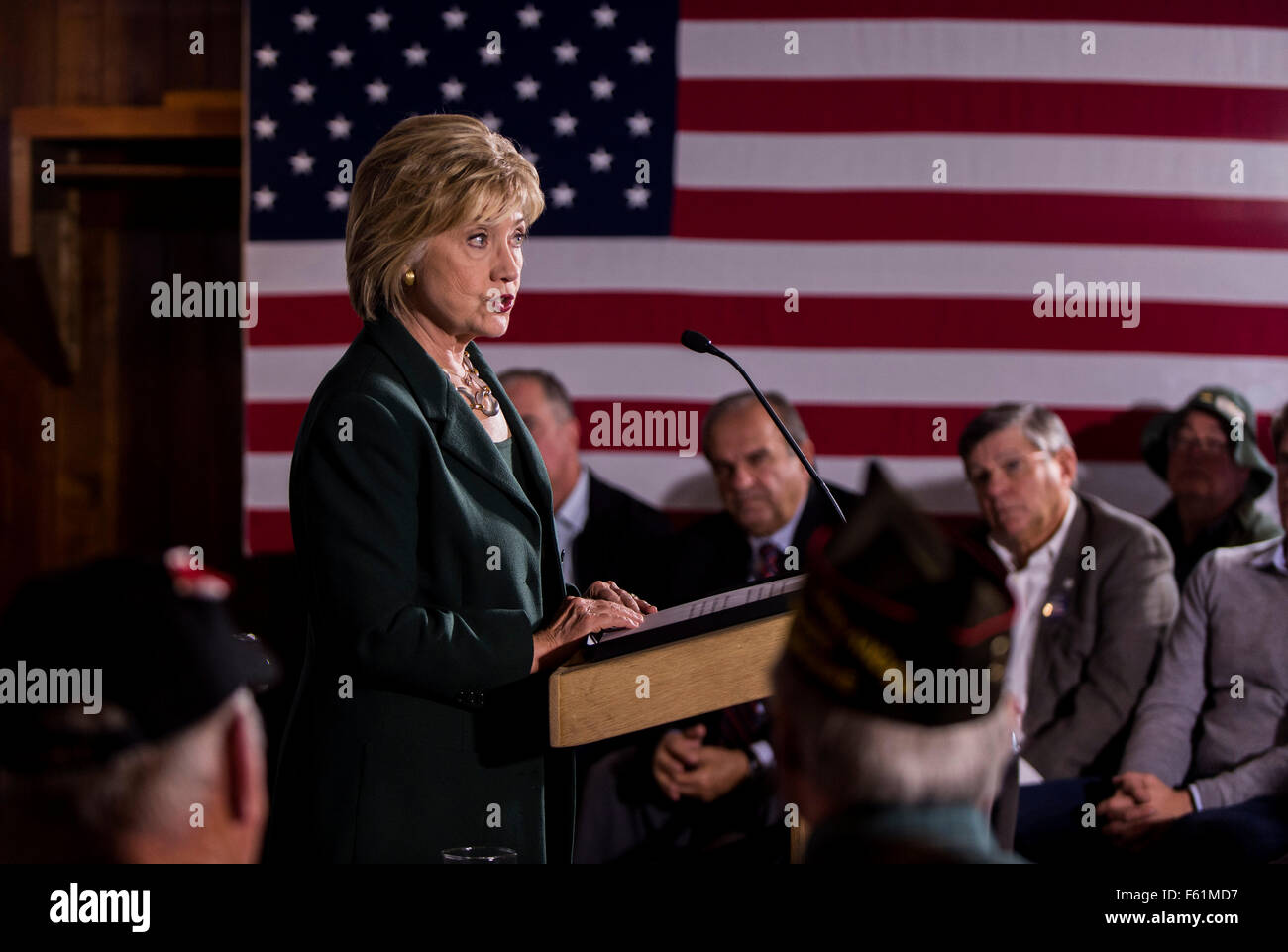 Derry, New Hampshire, Stati Uniti d'America. Decimo Nov, 2015. Il candidato presidenziale HILLARY CLINTON parla a un progetto di Truman veterani Tavola Rotonda presso la sala VFW. Credito: Brian Cahn/ZUMA filo/Alamy Live News Foto Stock