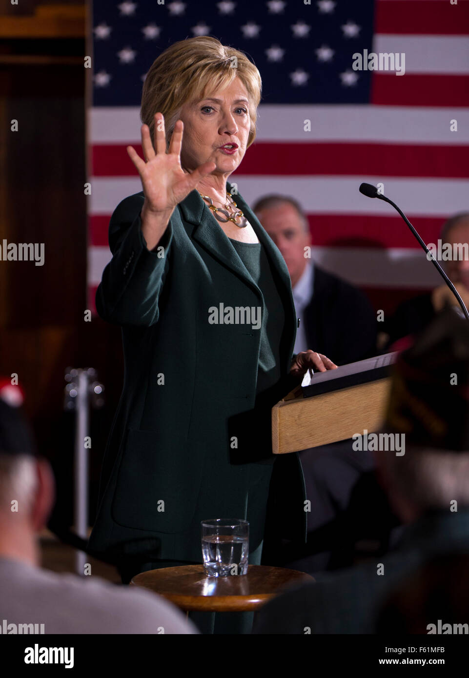 Derry, New Hampshire, Stati Uniti d'America. Decimo Nov, 2015. Il candidato presidenziale HILLARY CLINTON parla a un progetto di Truman veterani Tavola Rotonda presso la sala VFW. Credito: Brian Cahn/ZUMA filo/Alamy Live News Foto Stock
