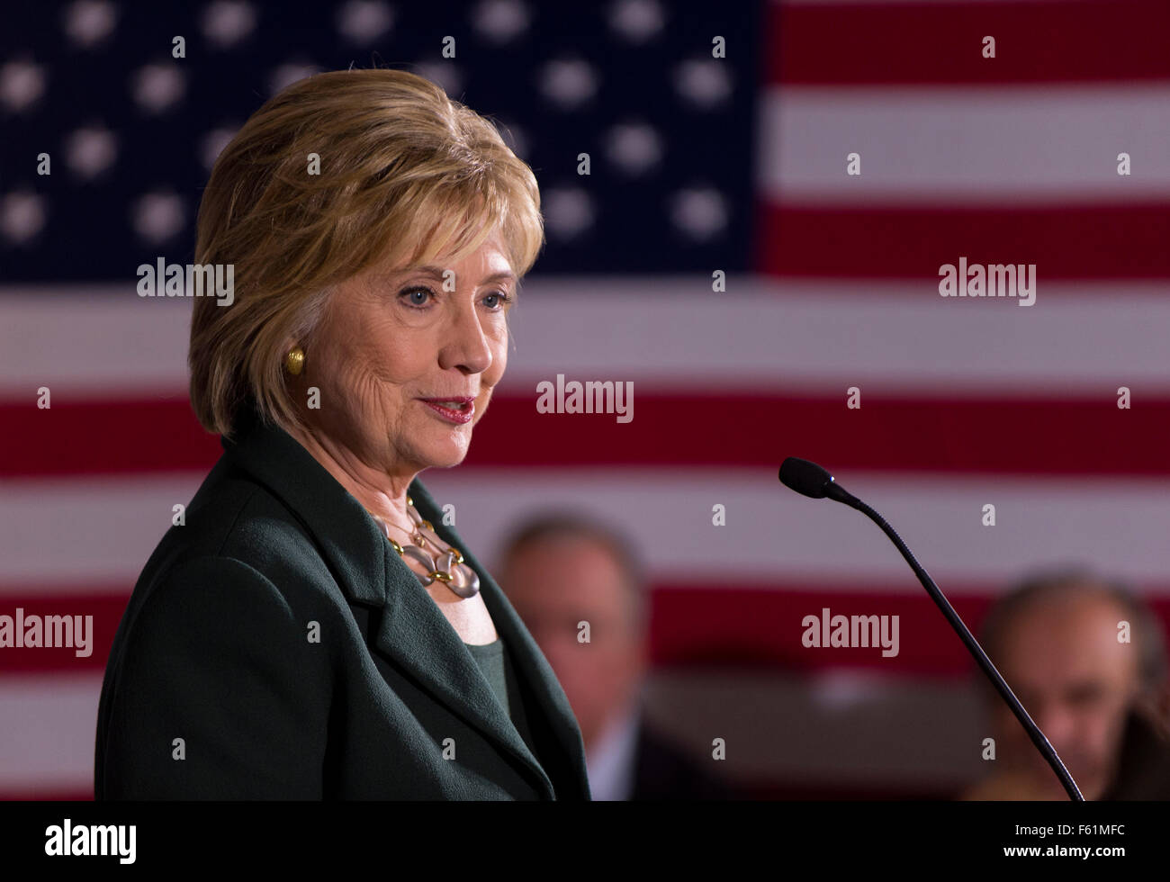 Derry, New Hampshire, Stati Uniti d'America. Decimo Nov, 2015. Il candidato presidenziale HILLARY CLINTON parla a un progetto di Truman veterani Tavola Rotonda presso la sala VFW. Credito: Brian Cahn/ZUMA filo/Alamy Live News Foto Stock