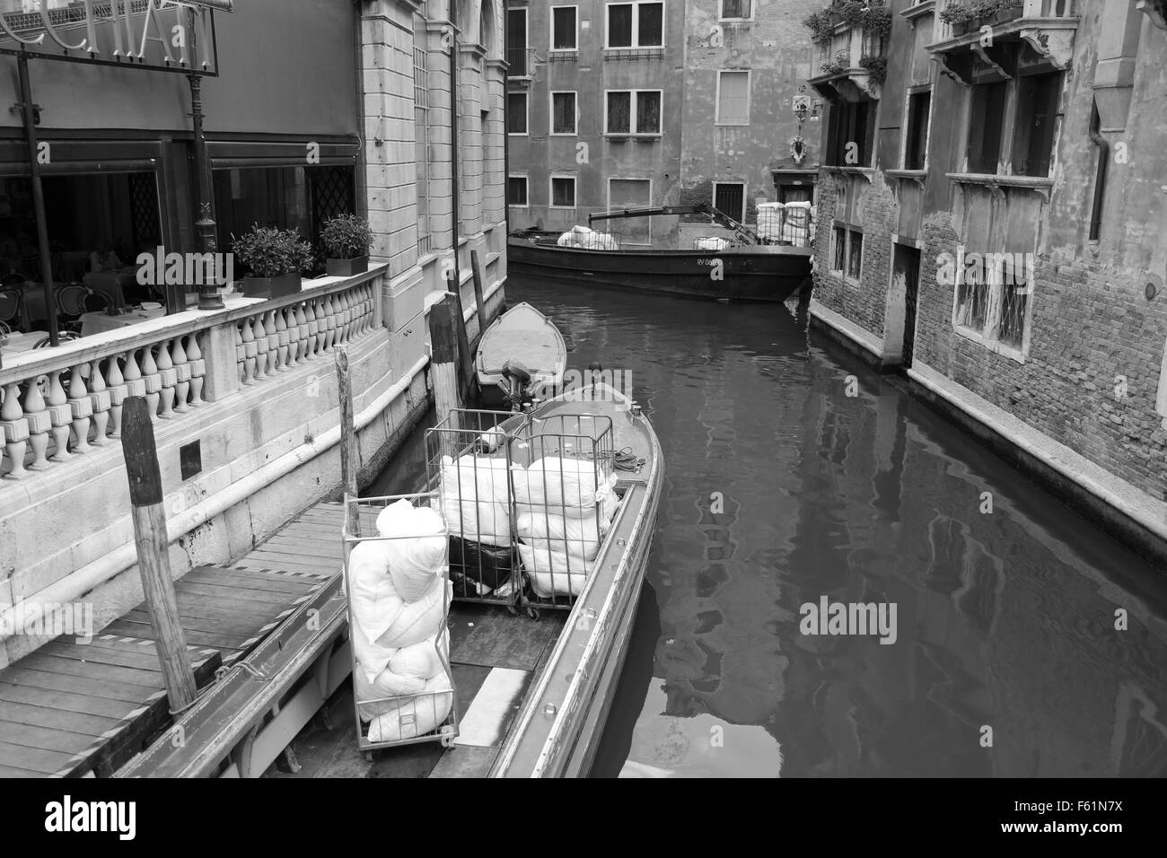 La mattina presto a Venezia, barche la raccolta e la consegna servizio lavanderia a lato canale alberghi. 21 Settembre 2015 Foto Stock