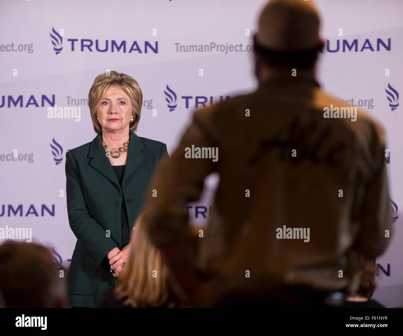 Derry, New Hampshire, Stati Uniti d'America. Decimo Nov, 2015. Il candidato presidenziale HILLARY CLINTON parla a un progetto di Truman veterani Tavola Rotonda presso la sala VFW. Credito: Brian Cahn/ZUMA filo/Alamy Live News Foto Stock