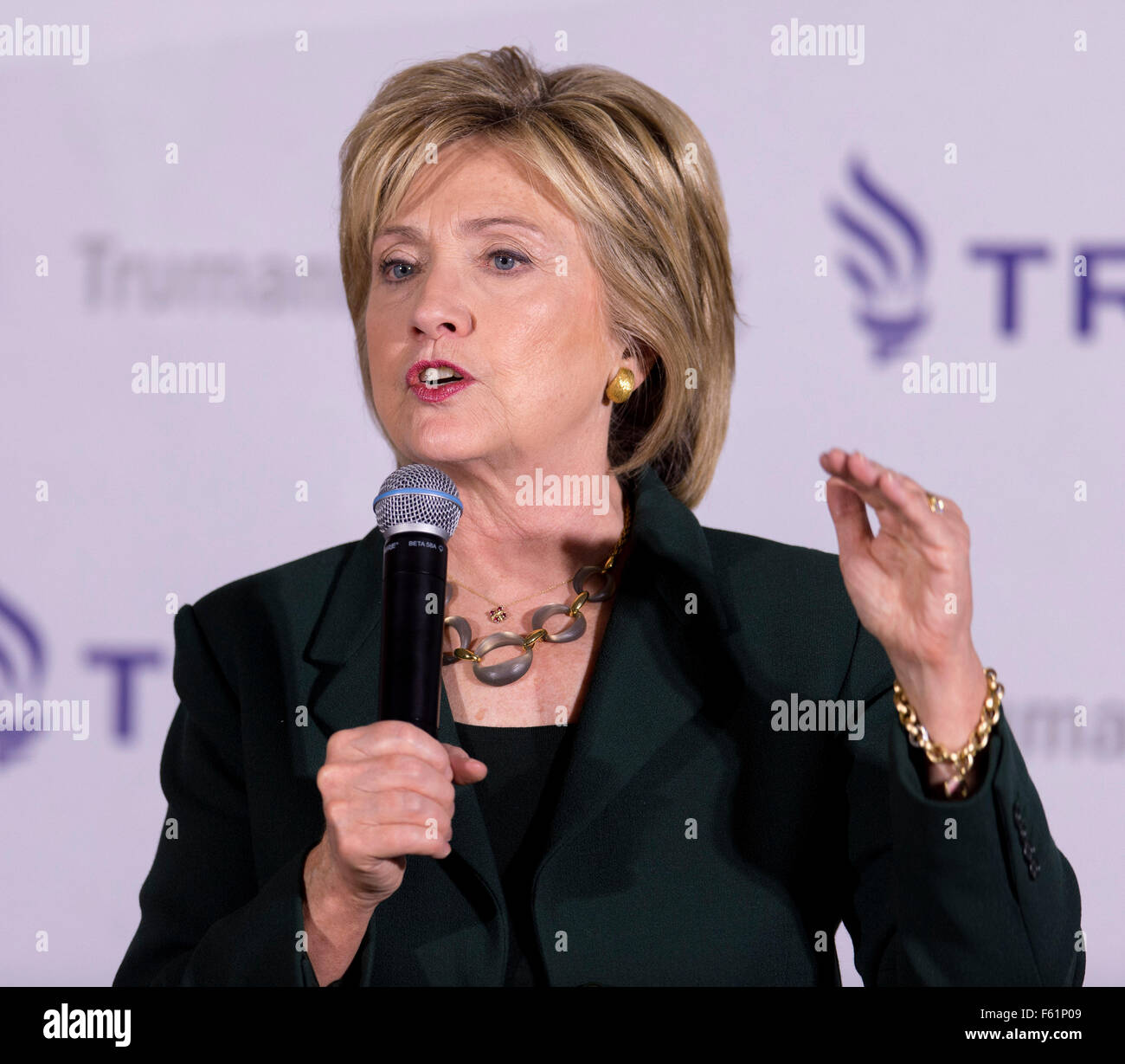 Derry, New Hampshire, Stati Uniti d'America. Decimo Nov, 2015. Il candidato presidenziale HILLARY CLINTON parla a un progetto di Truman veterani Tavola Rotonda presso la sala VFW. Credito: Brian Cahn/ZUMA filo/Alamy Live News Foto Stock