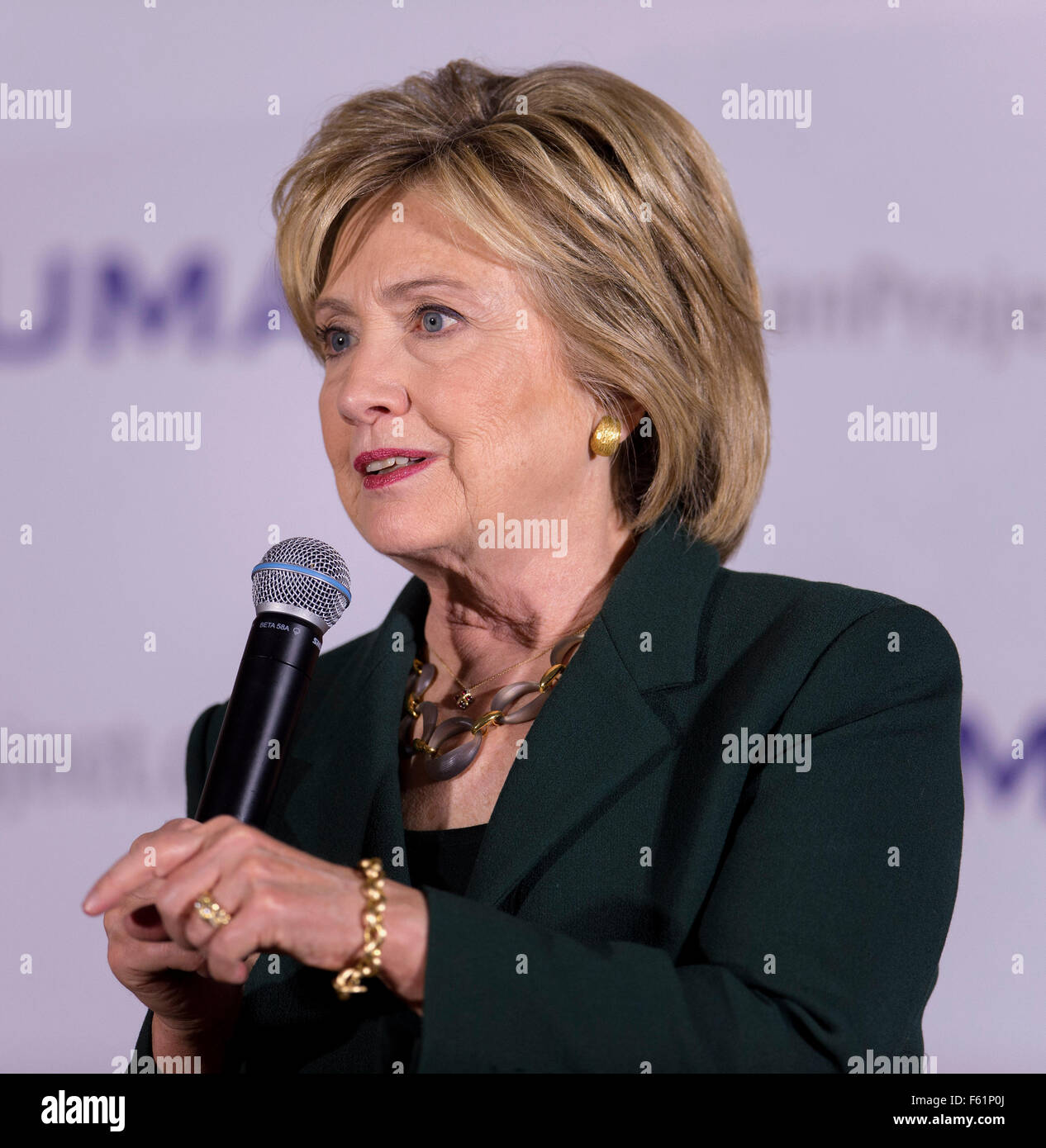 Derry, New Hampshire, Stati Uniti d'America. Decimo Nov, 2015. Il candidato presidenziale HILLARY CLINTON parla a un progetto di Truman veterani Tavola Rotonda presso la sala VFW. Credito: Brian Cahn/ZUMA filo/Alamy Live News Foto Stock