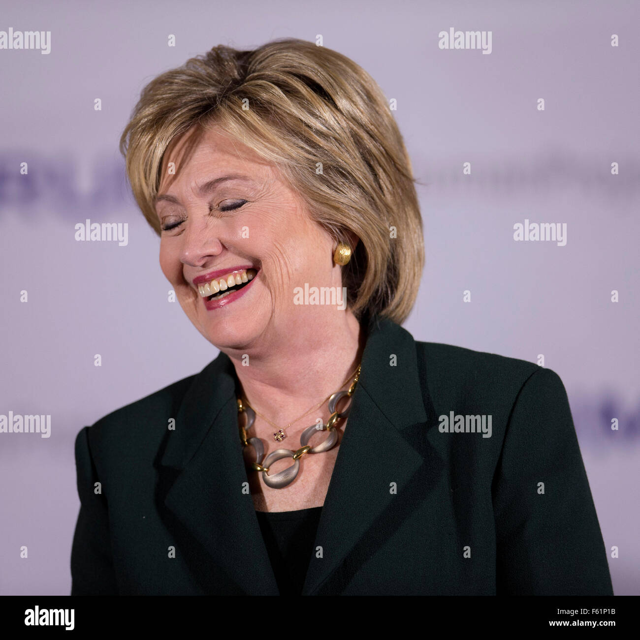 Derry, New Hampshire, Stati Uniti d'America. Decimo Nov, 2015. Il candidato presidenziale HILLARY CLINTON parla a un progetto di Truman veterani Tavola Rotonda presso la sala VFW. Credito: Brian Cahn/ZUMA filo/Alamy Live News Foto Stock
