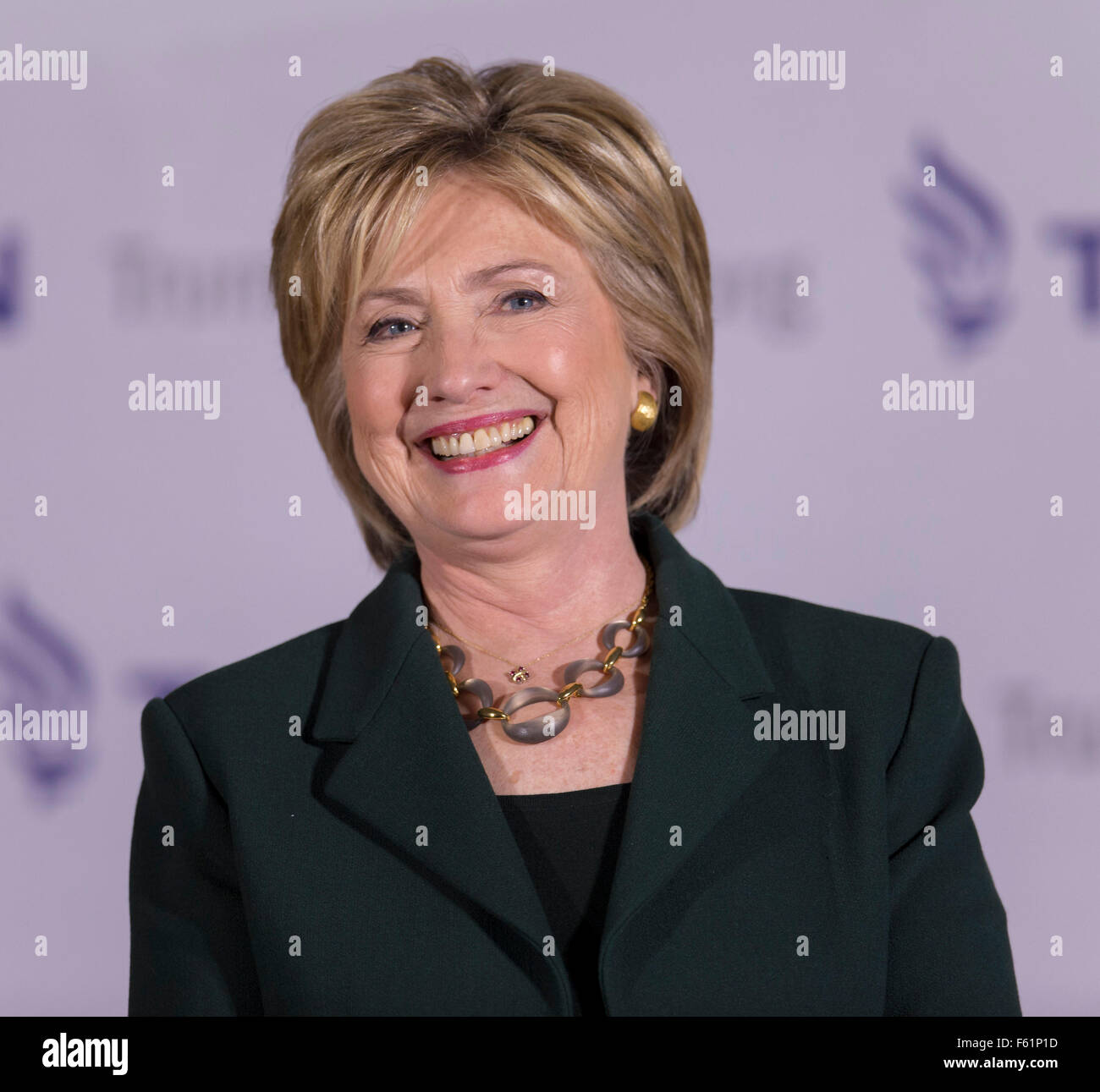 Derry, New Hampshire, Stati Uniti d'America. Decimo Nov, 2015. Il candidato presidenziale HILLARY CLINTON parla a un progetto di Truman veterani Tavola Rotonda presso la sala VFW. Credito: Brian Cahn/ZUMA filo/Alamy Live News Foto Stock