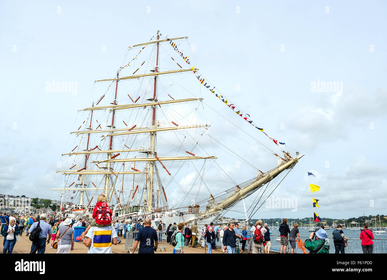 La folla ammirare le navi al ' Tall Ships ' evento in Falmouth, Cornwall, Regno Unito Foto Stock
