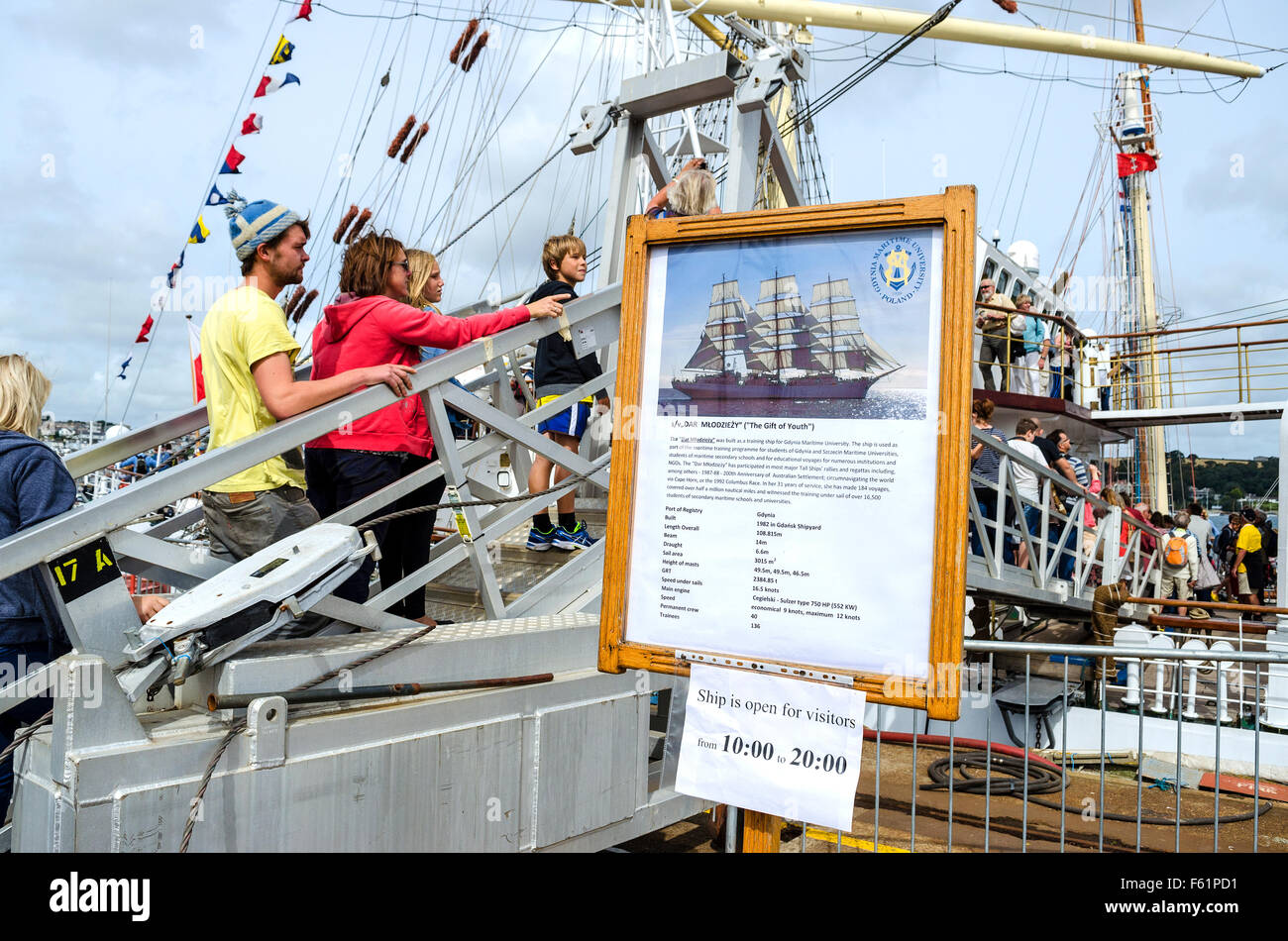La folla ammirare le navi al ' Tall Ships ' evento in Falmouth, Cornwall, Regno Unito Foto Stock