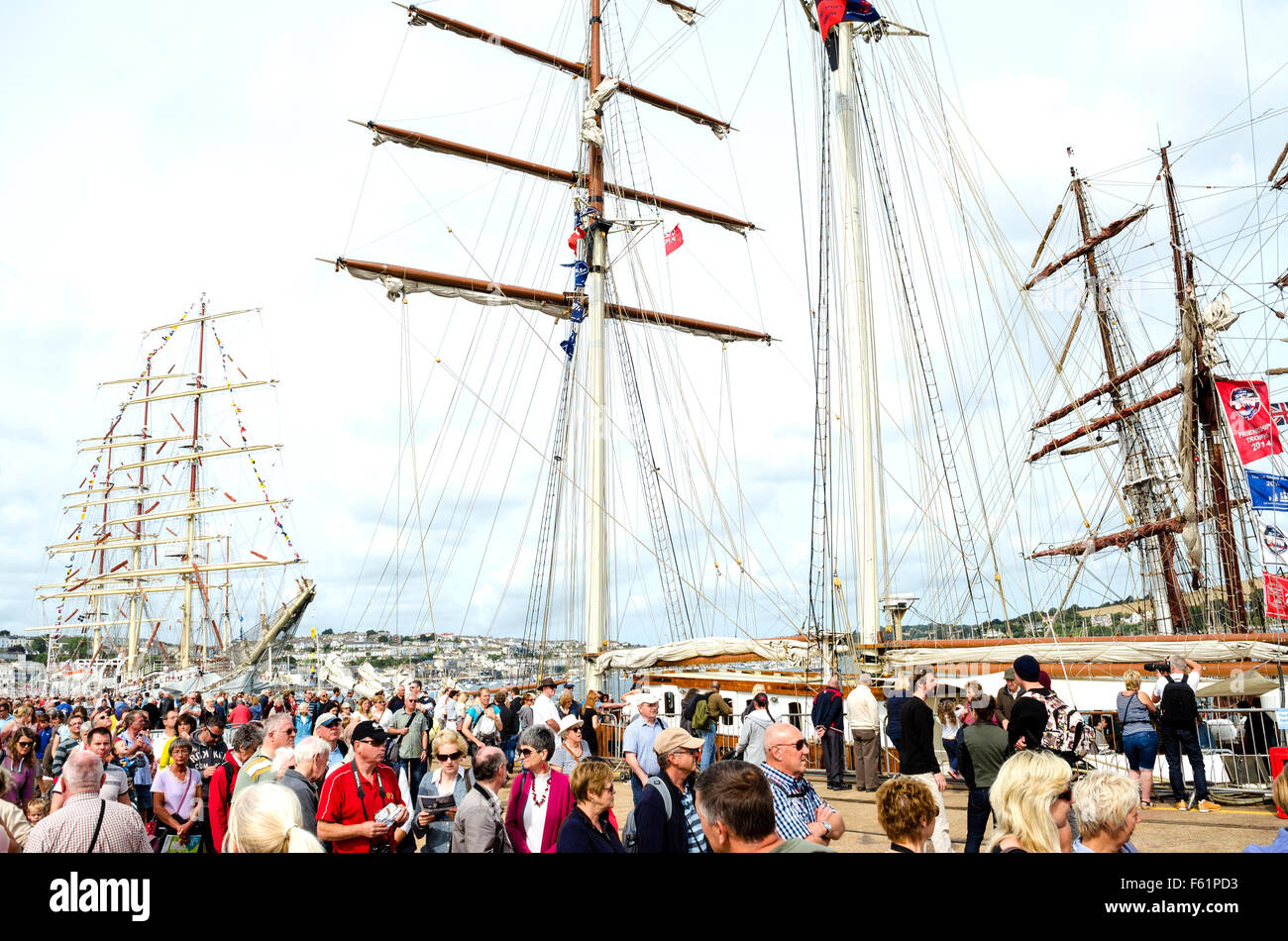 La folla ammirare le navi al ' Tall Ships ' evento in Falmouth, Cornwall, Regno Unito Foto Stock