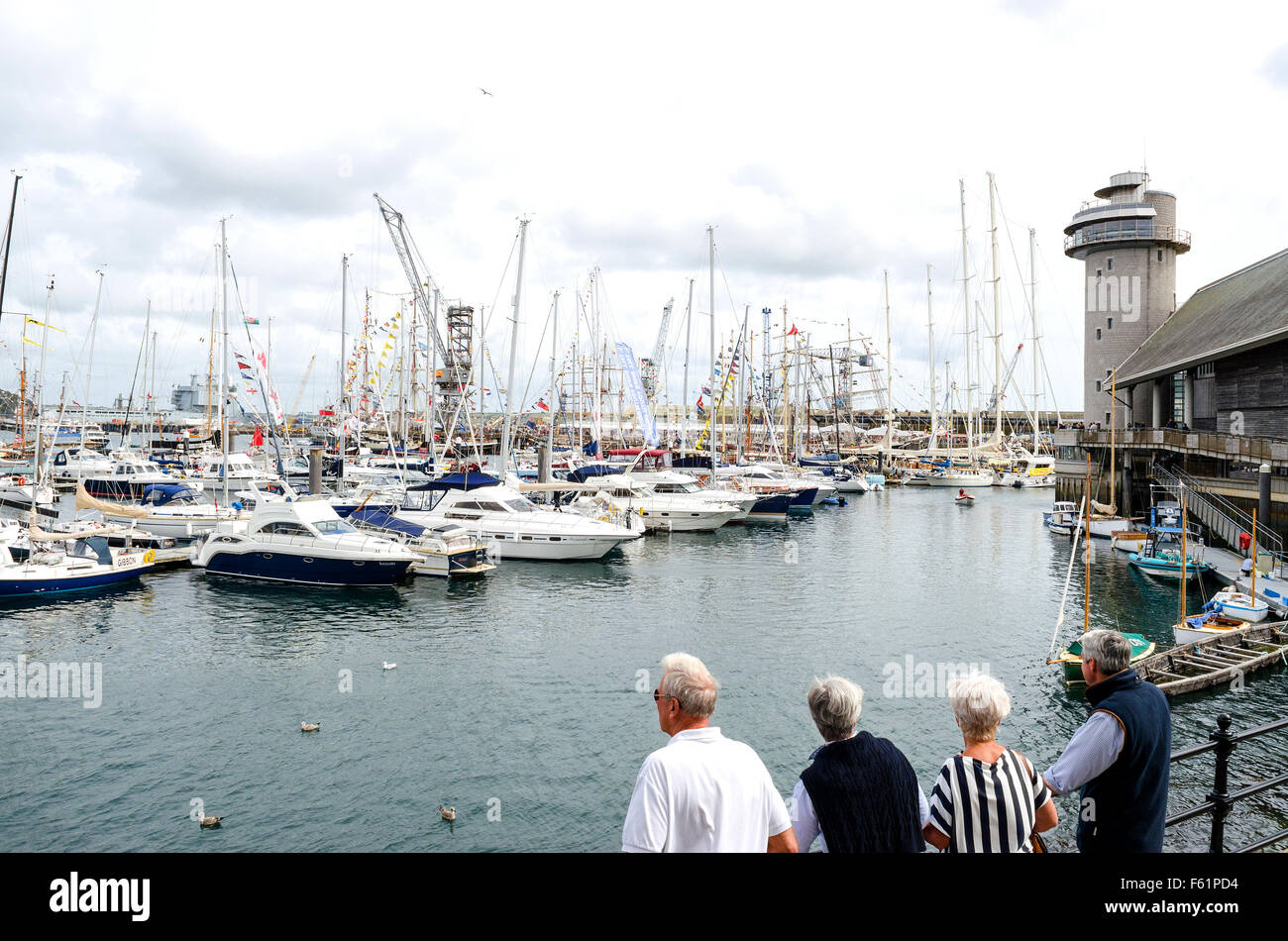 La folla ammirare le navi al ' Tall Ships ' evento in Falmouth, Cornwall, Regno Unito Foto Stock
