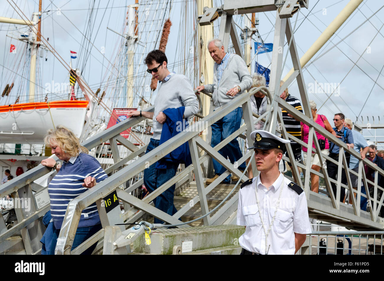 La folla ammirare le navi al ' Tall Ships ' evento in Falmouth, Cornwall, Regno Unito Foto Stock
