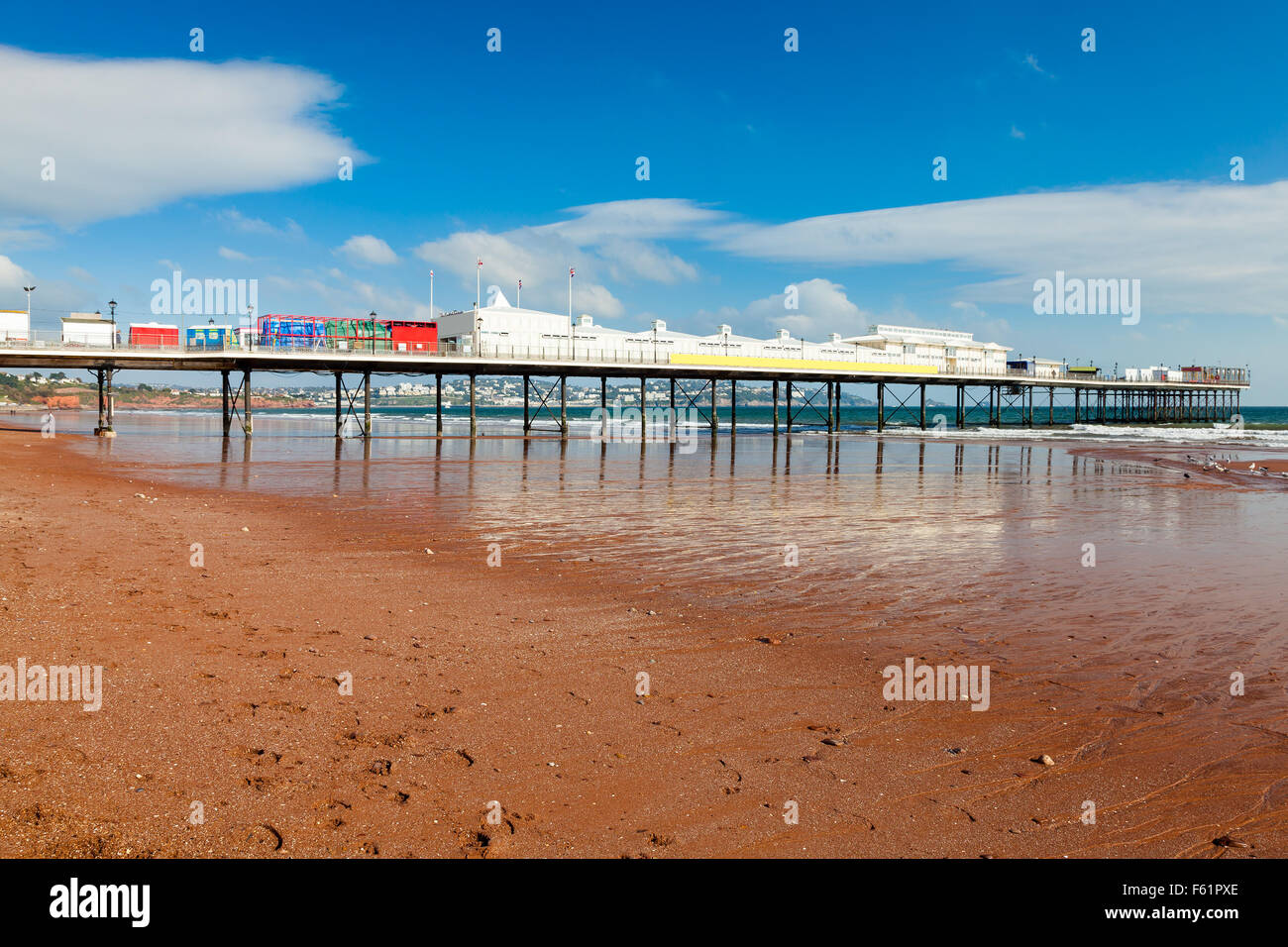 Paignton pier riflessa sul bagnato e sulla spiaggia Devon England Regno Unito Europa Foto Stock