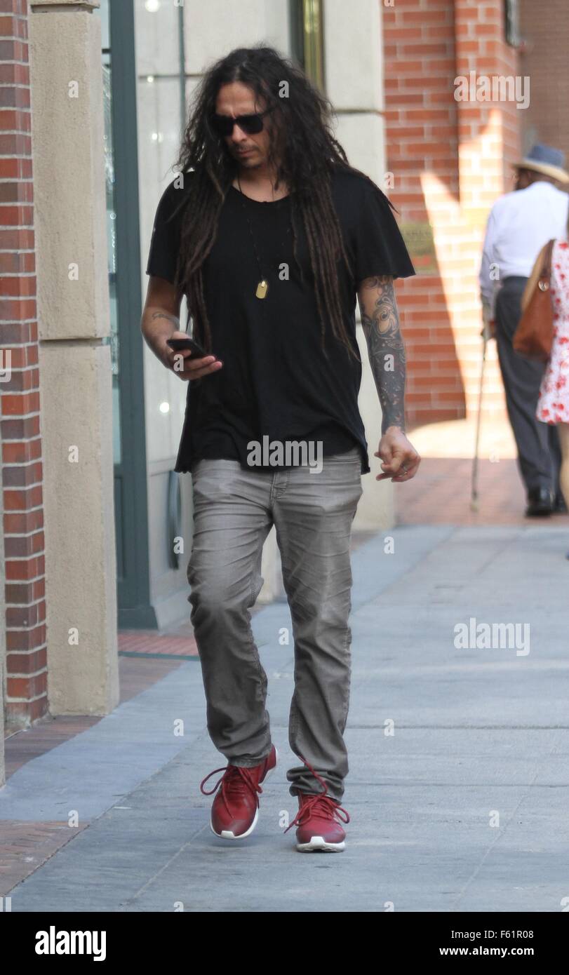 Il chitarrista della nu metal band Korn, James Shaffer va shopping a  Beverly Hills offre: James Shaffer dove: Los Angeles, California, Stati  Uniti quando: 29 Set 2015 Foto stock - Alamy