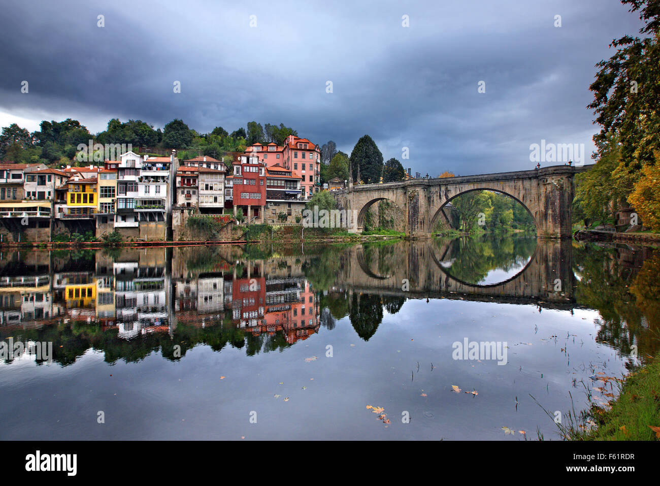 Il ponte di Sao Goncalo (il portoghese 'Saint Valentine") Attraversamento fiume Tamego in Amarante città, Porto e Norte, Portogallo. Foto Stock