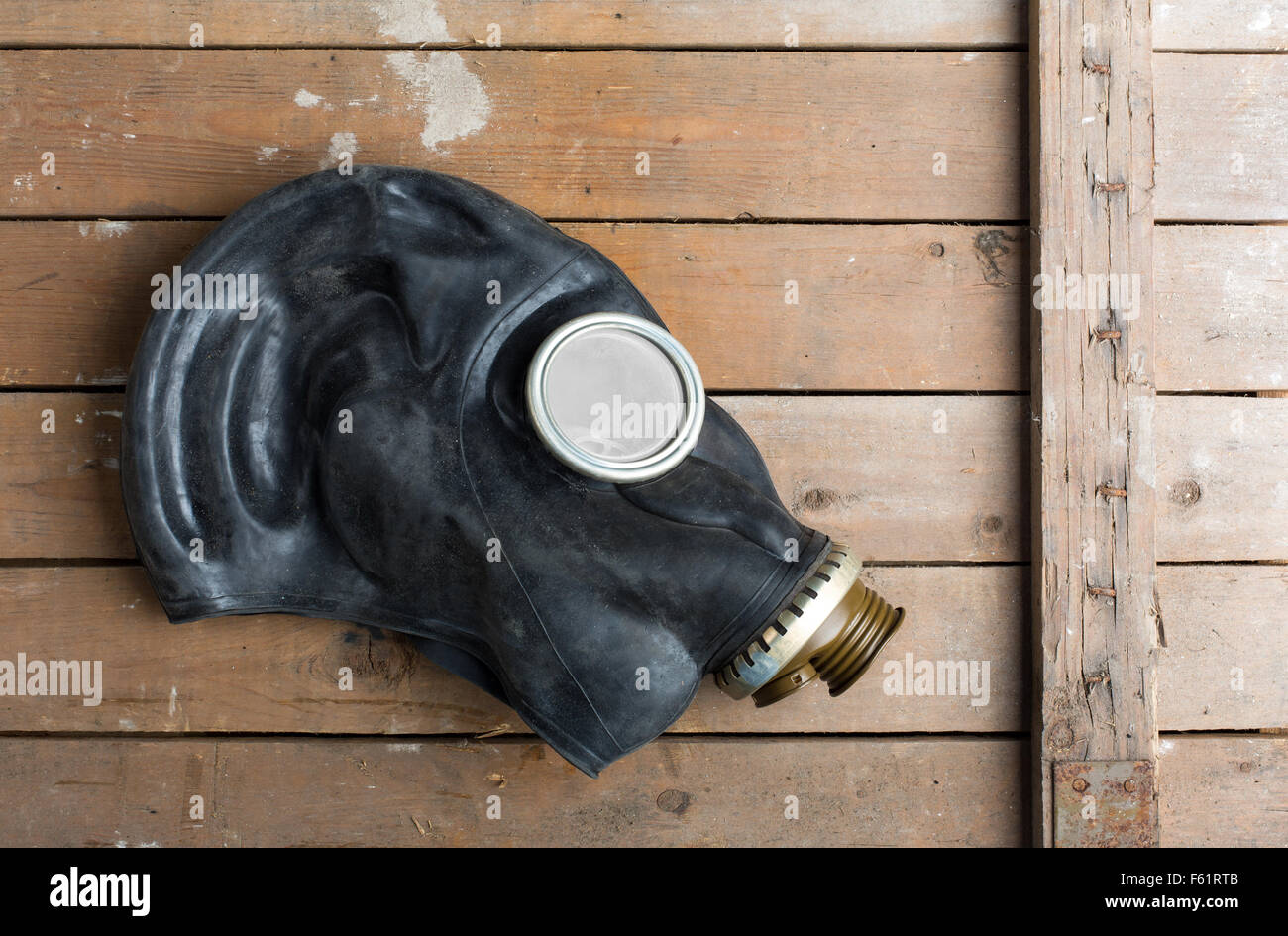 Primo piano della vecchia maschera a gas su una scatola di legno Foto Stock