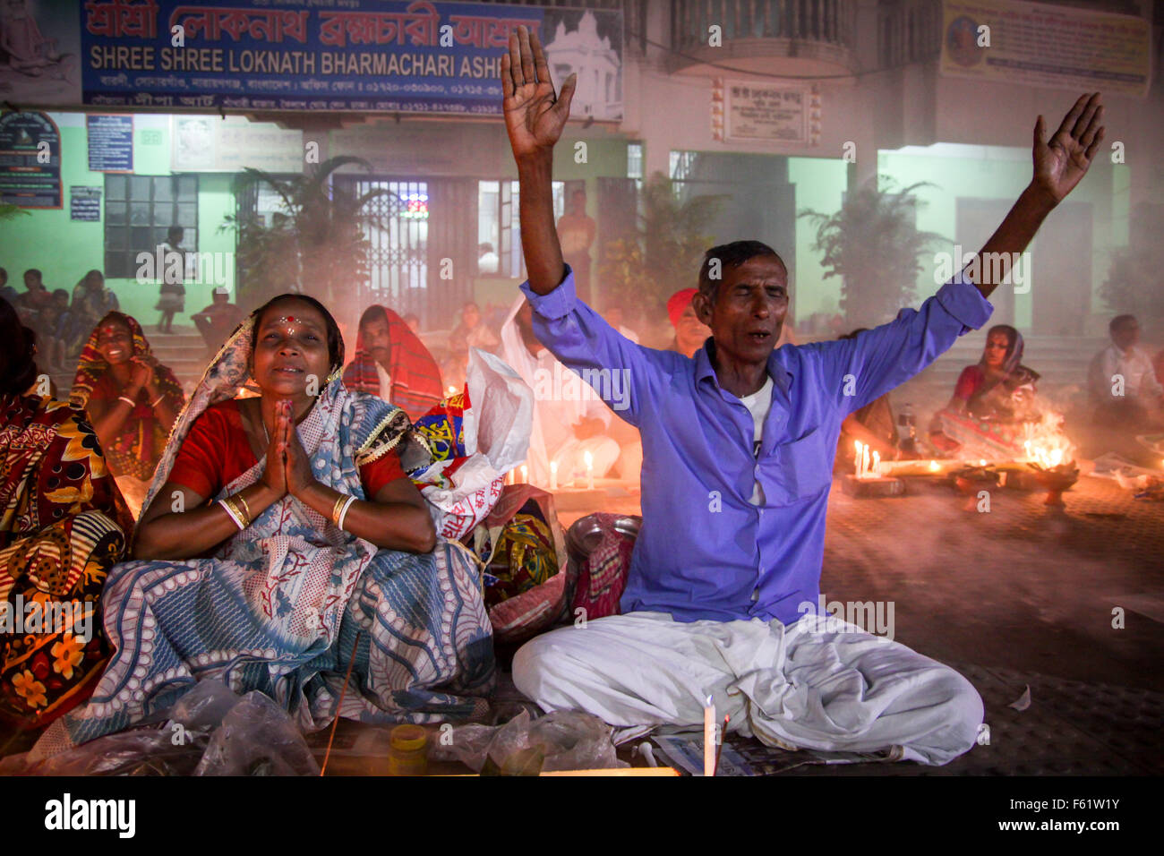 Naryanganj, Bangladesh. Decimo Nov, 2015. Devoti indù osservare il 3° giorno di Rakher Upobash a "Baba Loknath Ashrom', Barodi. Ogni anno migliaia di devoti indù si riuniscono di fronte di Shri Shri Lokenath Brahmachari Ashram tempio per il Kartik Brati o Rakher Upobash festival religioso in Barodi, vicino a Dacca in Bangladesh. Fedeli di sedersi di fronte luce delle candele ( chiamato localmente come Prodip ) e assorbire nella preghiera. Credito: Belal Hossain Rana/Pacific Press/Alamy Live News Foto Stock