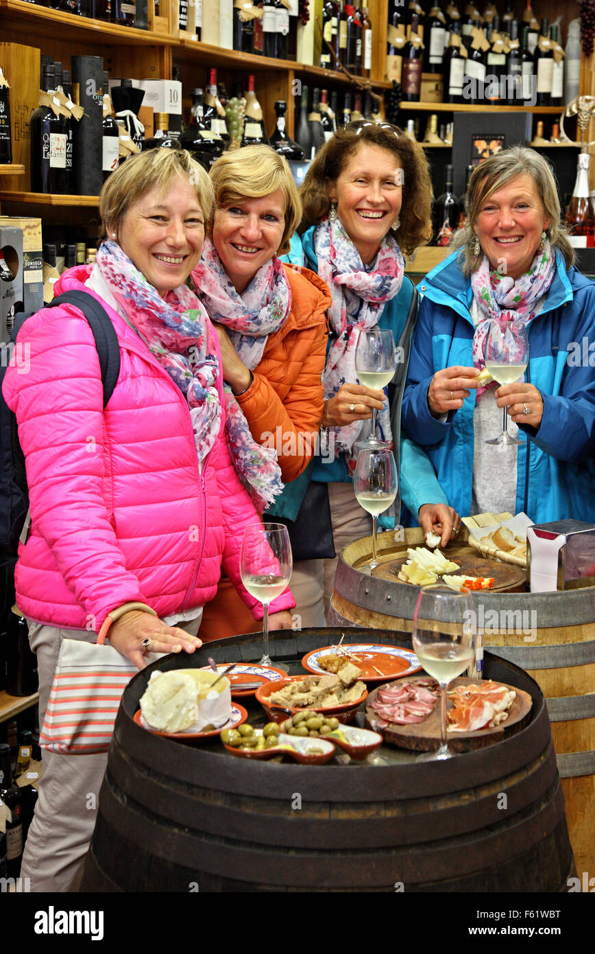 Degustazione incredibile Portoghese tradizionale di prodotti in un negozio di specialità gastronomiche a Porto, Portogallo Foto Stock