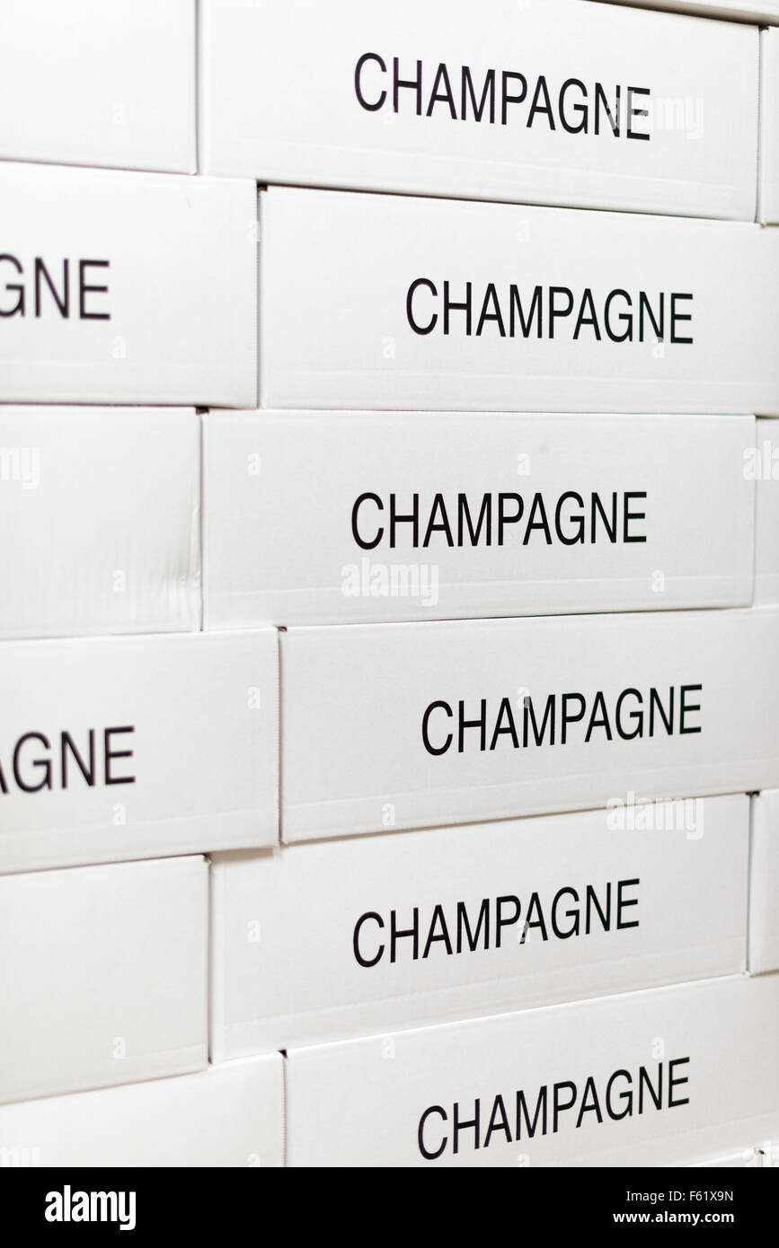 Scatole di Champagne impilati in un vigneron locali in Champagne Francia Foto Stock