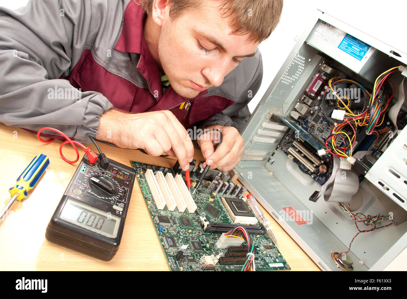 Computer Support Engineer. Isolato su bianco Foto Stock