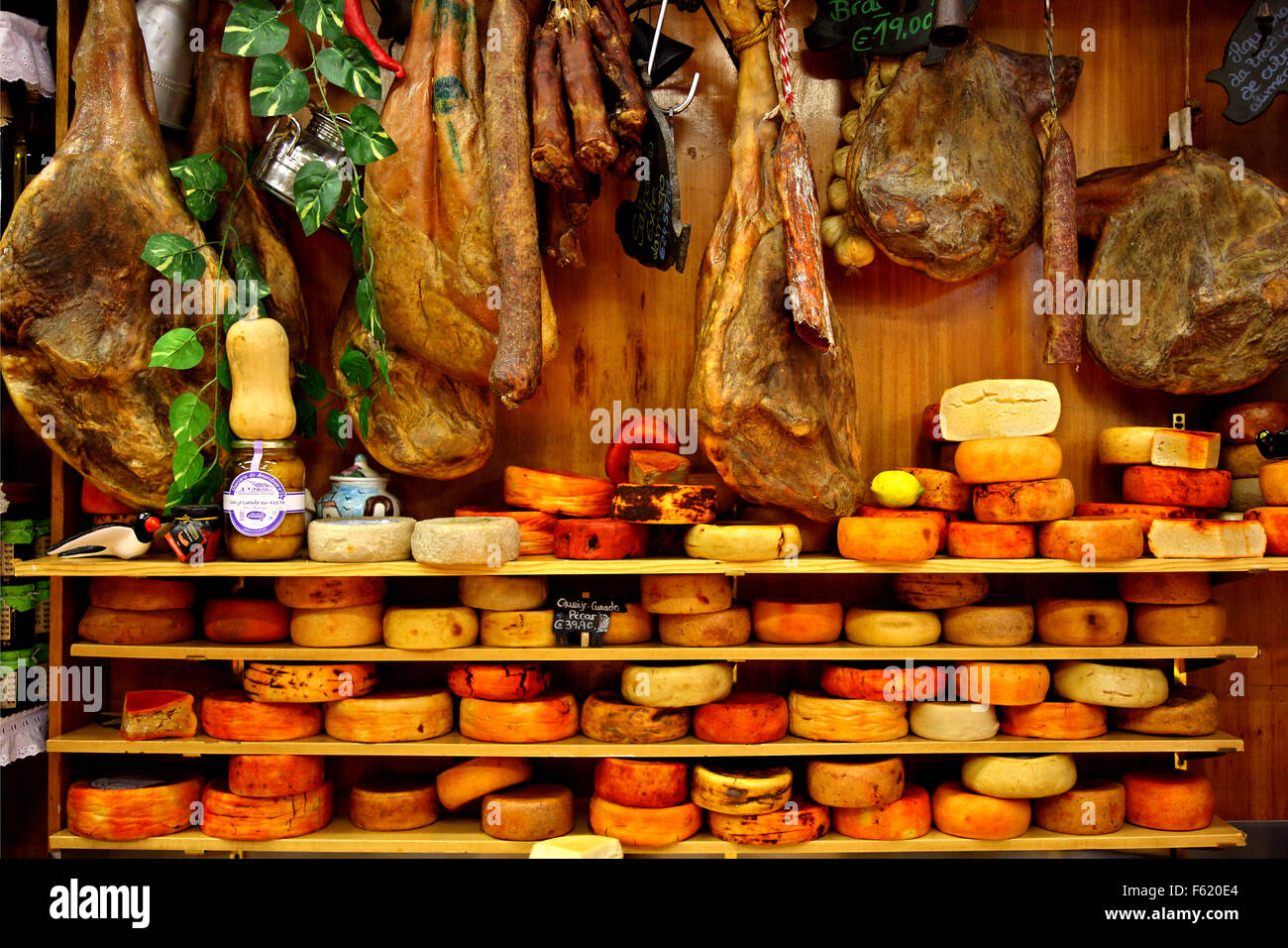 Incredibile Portoghese tradizionale di prodotti in un negozio di specialità gastronomiche a Porto, Portogallo Foto Stock
