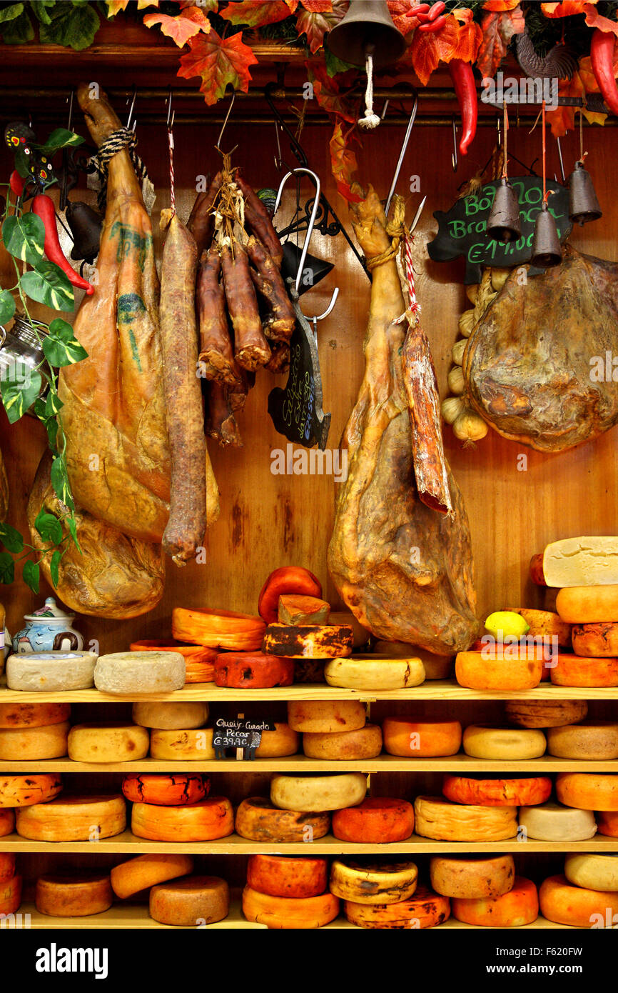 Incredibile Portoghese tradizionale di prodotti in un negozio di specialità gastronomiche a Porto, Portogallo Foto Stock